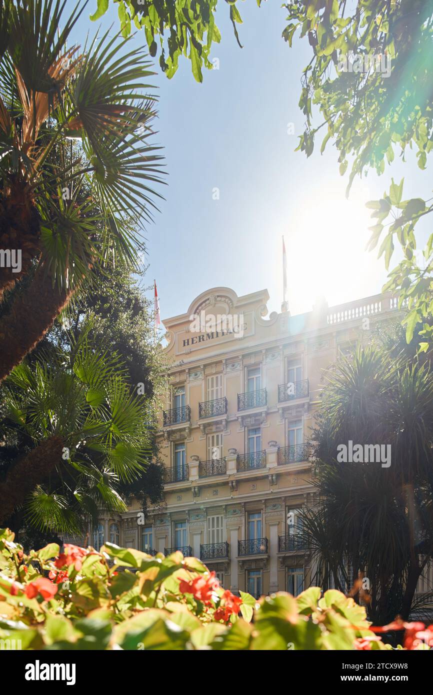 Monaco, Monte-Carlo, 9. November 2022: Das Hotel Eremitage durch Blumen an sonnigen Tagen, luxuriöses Leben, Gebäude außen des berühmten Hotels, Palmen Stockfoto