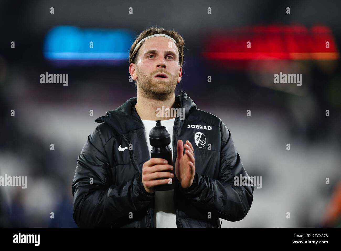 LONDON, Großbritannien - 14. Dezember 2023: Lucas Holer vom SC Freiburg applaudiert den Fans nach Einem Spiel zwischen West Ham United und SC Freiburg im London Stadium (Foto: Craig Mercer/ Alamy Live News) Stockfoto