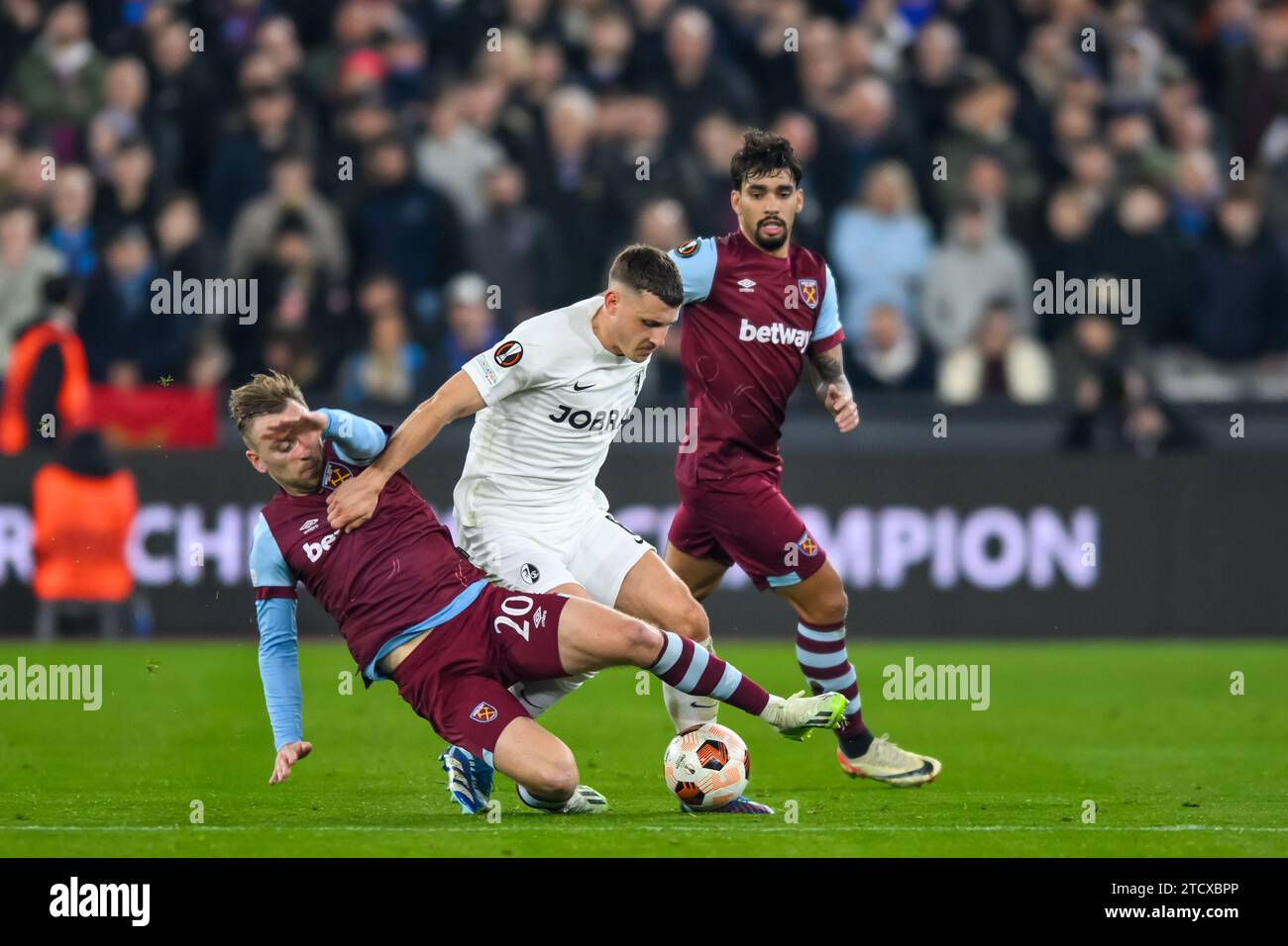 *** Während des Spiels der UEFA Europa League zwischen West Ham United und SC Freiburg im London Stadium, Queen Elizabeth Olympic Park, London, England am 14. Dezember 2023. Foto von Phil Hutchinson. Nur redaktionelle Verwendung, Lizenz für kommerzielle Nutzung erforderlich. Keine Verwendung bei Wetten, Spielen oder Publikationen eines einzelnen Clubs/einer Liga/eines Spielers. Quelle: UK Sports Pics Ltd/Alamy Live News Stockfoto