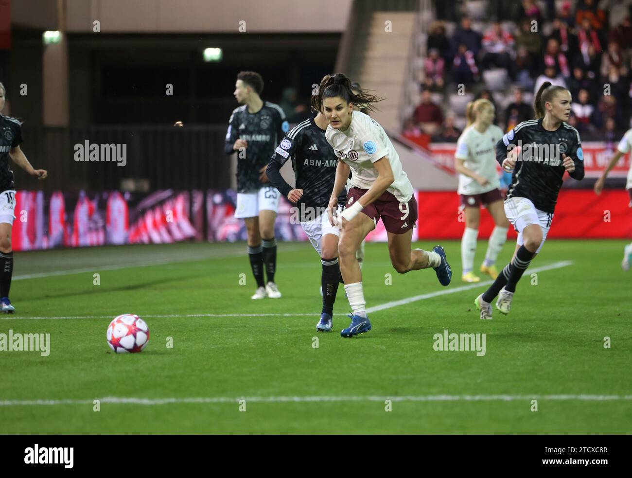 München, Deutschland 14. Dezember 2023: Fußball, Frauen, Champions League, 3.Spieltag, Saison 2023/2024, FC Bayern München - Ajax Amsterdam, Campus Jovana Damnjanovic (FC Bayern München) im Kampf um den Ball Stockfoto