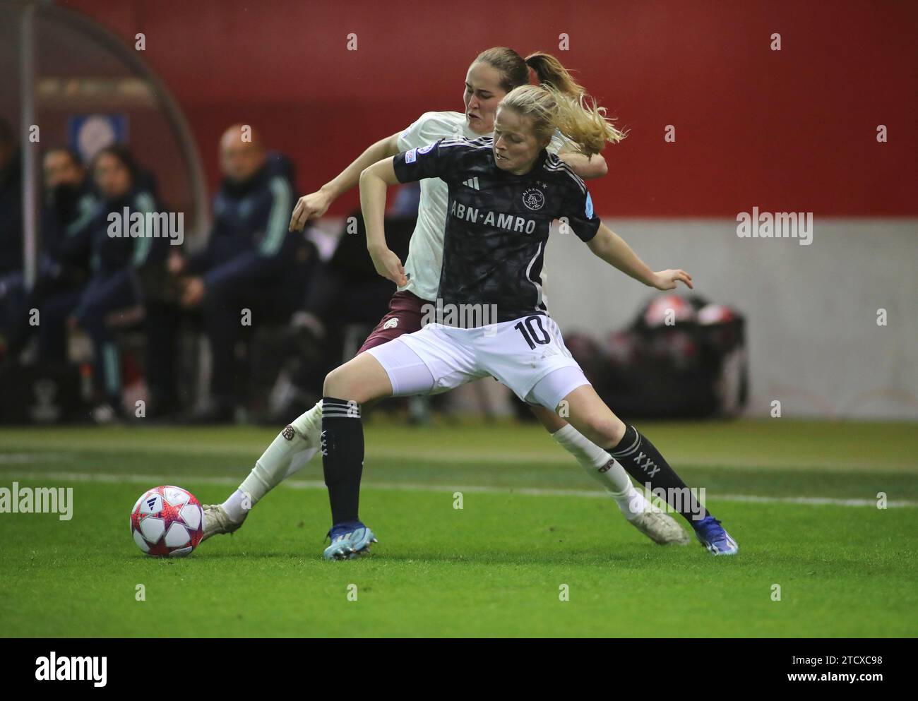 München, Deutschland 14. Dezember 2023: Fußball, Frauen, Champions League, 3.Spieltag, Saison 2023/2024, FC Bayern München - Ajax Amsterdam, Campus Sydney Lohmann (FC Bayern München) (hinten) mit Nadine Noordam (Ajax Amsterdam) (vorne) im Zweikampf, Kampf um den Ball Stockfoto