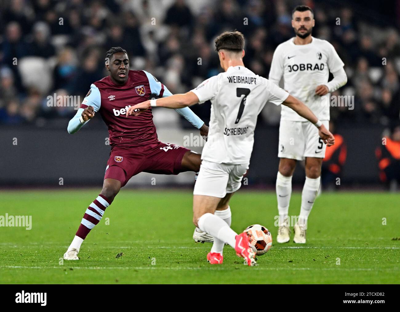 London, Großbritannien. Dezember 2023. Divin Mubama (West Ham) und Noah Weißhaupt (SC Freiburg) während des Spiels West Ham gegen SC Freiburg UEFA Europa League, Gruppe A, im London Stadium Stratford. Quelle: MARTIN DALTON/Alamy Live News Stockfoto