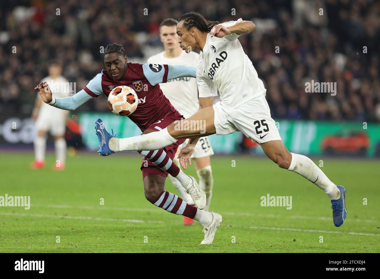 London, Großbritannien. Dezember 2023. Divin Mubama von West Ham United und Kiliann Sildillia vom SC Freiburg treten am 14. Dezember 2023 im London Stadium im Queen Elizabeth Olympic Park in London um den Ball an. Foto von Joshua Smith. Nur redaktionelle Verwendung, Lizenz für kommerzielle Nutzung erforderlich. Keine Verwendung bei Wetten, Spielen oder Publikationen eines einzelnen Clubs/einer Liga/eines Spielers. Quelle: UK Sports Pics Ltd/Alamy Live News Stockfoto