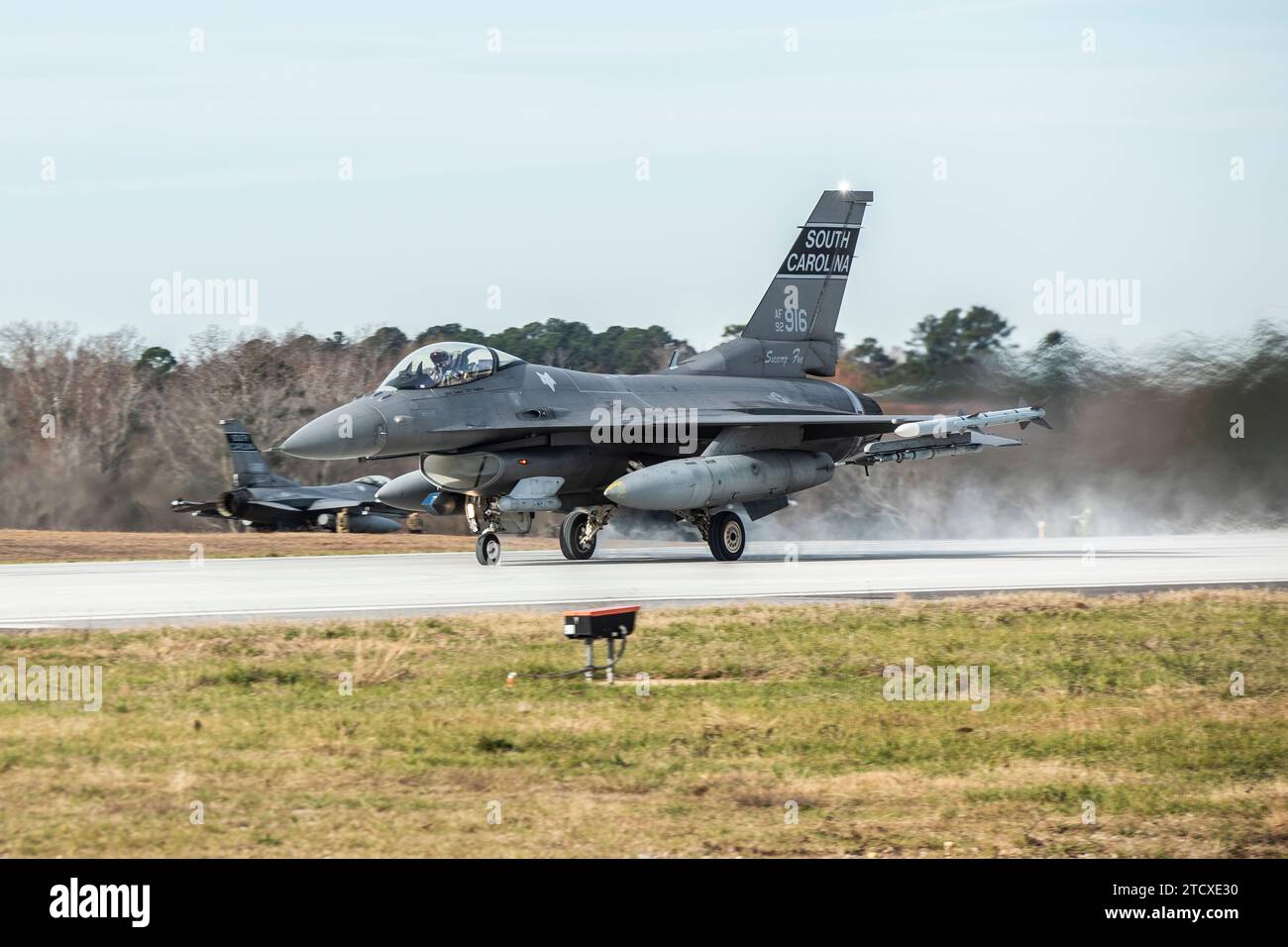 Die F-16 der U.S. Air Force, die dem 169th Fighter Wing, South Carolina Air National Guard zugeteilt sind, starten zu einer Trainingsmission von der McEntire Joint National Guard Base, S.C., 13. Dezember 2023. (Foto der U.S. Air National Guard von Senior Master Sgt. Caycee Watson) Stockfoto