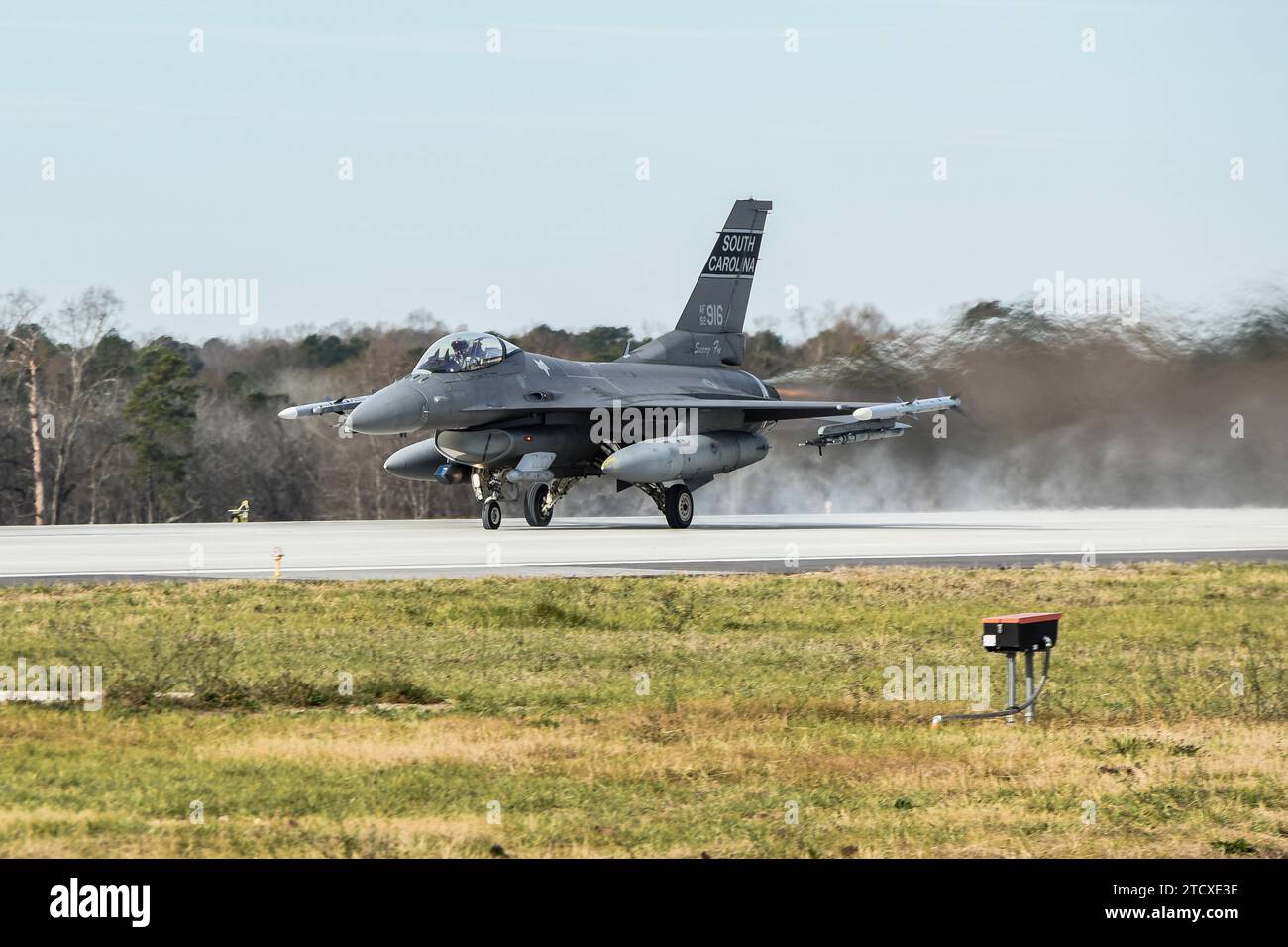 Die F-16 der U.S. Air Force, die dem 169th Fighter Wing, South Carolina Air National Guard zugeteilt sind, starten zu einer Trainingsmission von der McEntire Joint National Guard Base, S.C., 13. Dezember 2023. (Foto der U.S. Air National Guard von Senior Master Sgt. Caycee Watson) Stockfoto