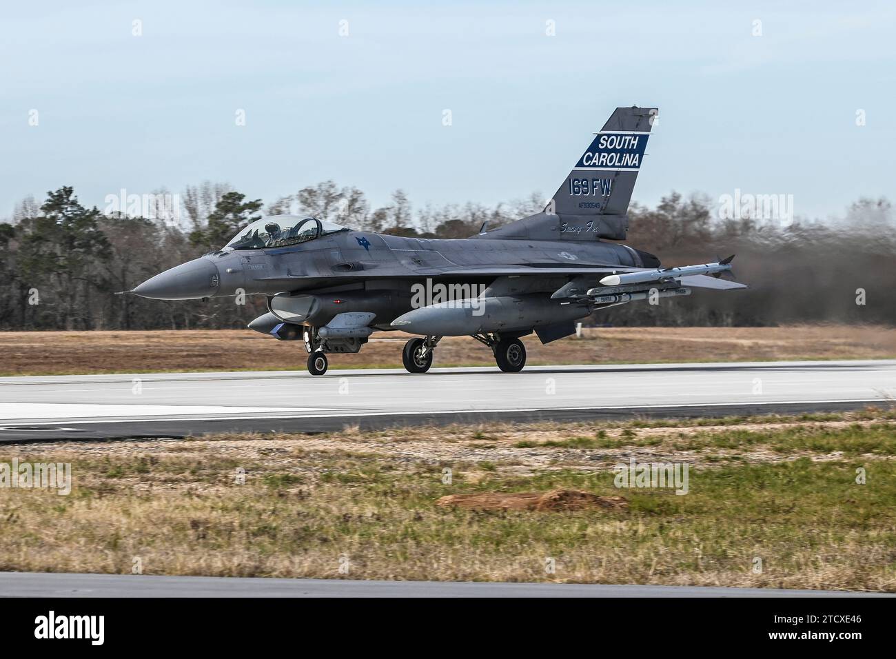Die F-16 der U.S. Air Force, die dem 169th Fighter Wing, South Carolina Air National Guard zugeteilt sind, starten zu einer Trainingsmission von der McEntire Joint National Guard Base, S.C., 13. Dezember 2023. (Foto der U.S. Air National Guard von Senior Master Sgt. Caycee Watson) Stockfoto