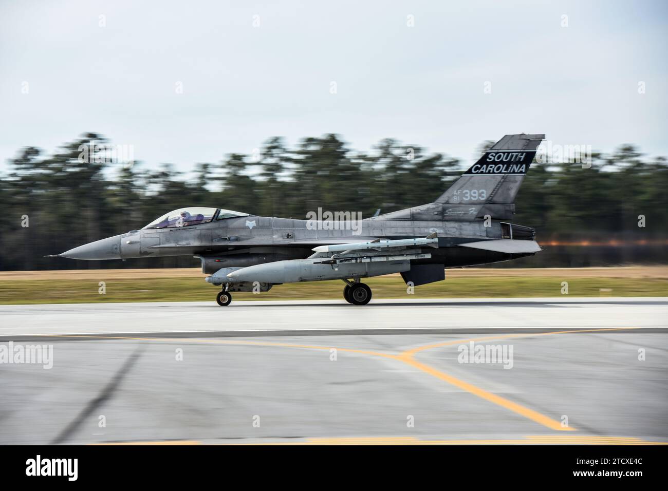 Die F-16 der U.S. Air Force, die dem 169th Fighter Wing, South Carolina Air National Guard zugeteilt sind, starten zu einer Trainingsmission von der McEntire Joint National Guard Base, S.C., 13. Dezember 2023. (Foto der U.S. Air National Guard von Senior Master Sgt. Caycee Watson) Stockfoto