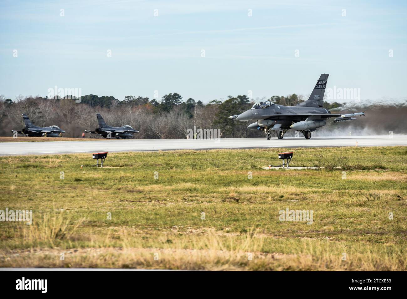 Die F-16 der U.S. Air Force, die dem 169th Fighter Wing, South Carolina Air National Guard zugeteilt sind, starten zu einer Trainingsmission von der McEntire Joint National Guard Base, S.C., 13. Dezember 2023. (Foto der U.S. Air National Guard von Senior Master Sgt. Caycee Watson) Stockfoto