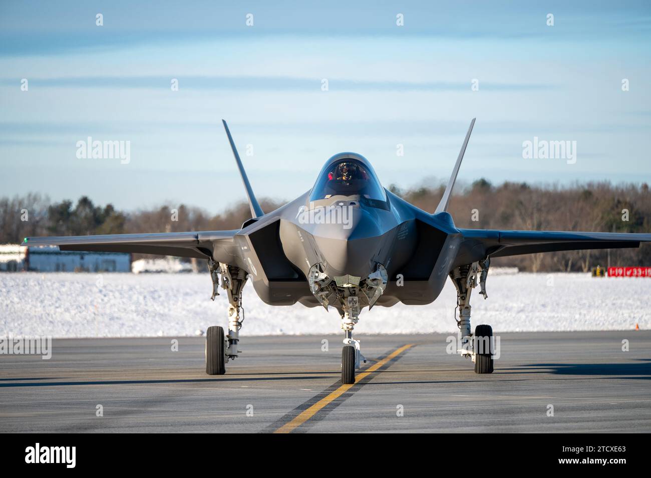 Lt. Col. Luke „Spider“ Bledsoe, Leiter der Operationen der 187th Operations Group, Alabama Air National Guard, bereitet eine F-35A Lightning II vor, die der 134th Fighter Squadron, Vermont Air National Guard, für den Start auf der Vermont Air National Guard Base, South Burlington, Vermont, am 14. Dezember 2023. Die Alabama Air National Guard schloss sich mit der Vermont Air National Guard zusammen und borgte sich zwei F-35, um mit dem neuesten Kampfflugzeug der 5. Generation der Air Forces weiter zu trainieren, während sie auf weitere F-35 aus Lockheed Martin warten. (Foto der U.S. Air National Guard von Seni Stockfoto