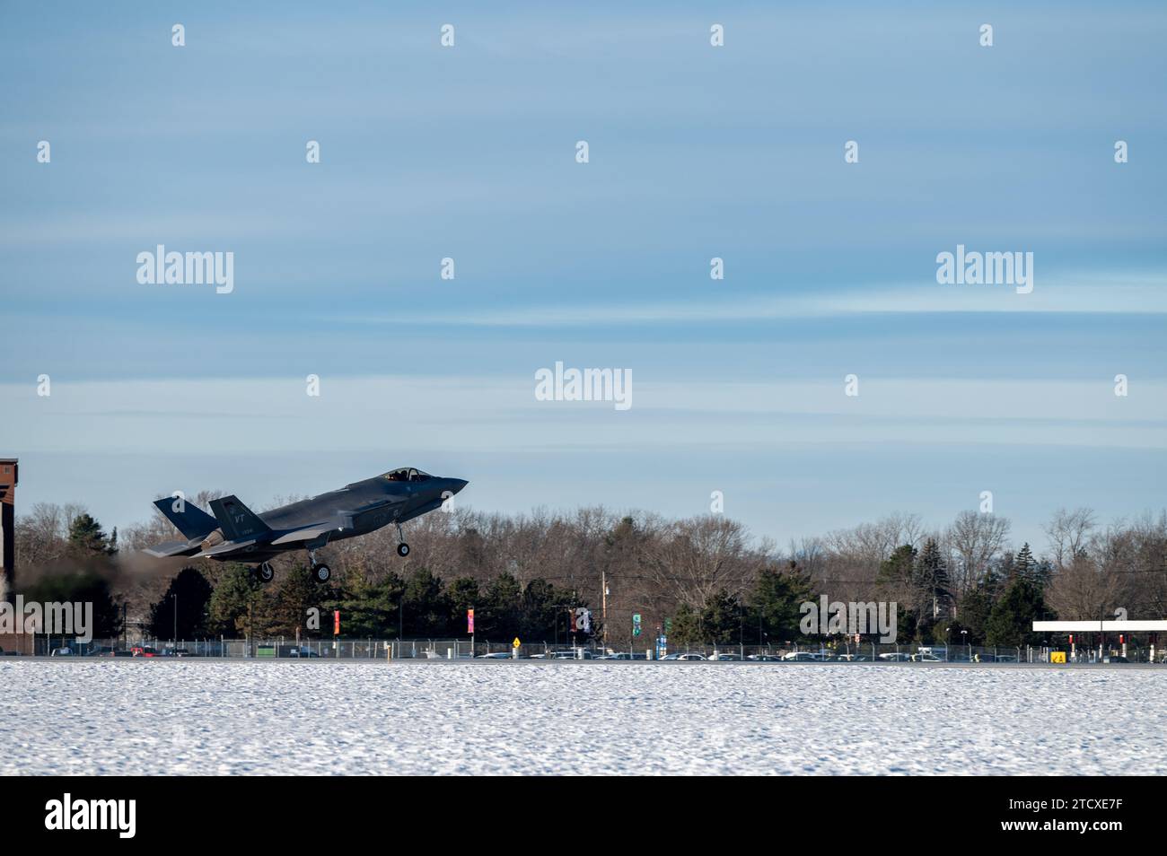 Lt. Col. Luke „Spider“ Bledsoe, Leiter der Operationen der 187th Operations Group, Alabama Air National Guard, startet in einer F-35A Lightning II, die der 134th Fighter Squadron zugewiesen wurde, auf der Vermont Air National Guard Base, South Burlington, Vermont, 14. Dezember 2023. Die Alabama Air National Guard schloss sich mit der Vermont Air National Guard zusammen und borgte sich zwei F-35, um mit dem neuesten Kampfflugzeug der 5. Generation der Air Forces weiter zu trainieren, während sie auf weitere F-35 aus Lockheed Martin warten. (Foto der U.S. Air National Guard von Senior Master Sgt. Michael Davis) Stockfoto