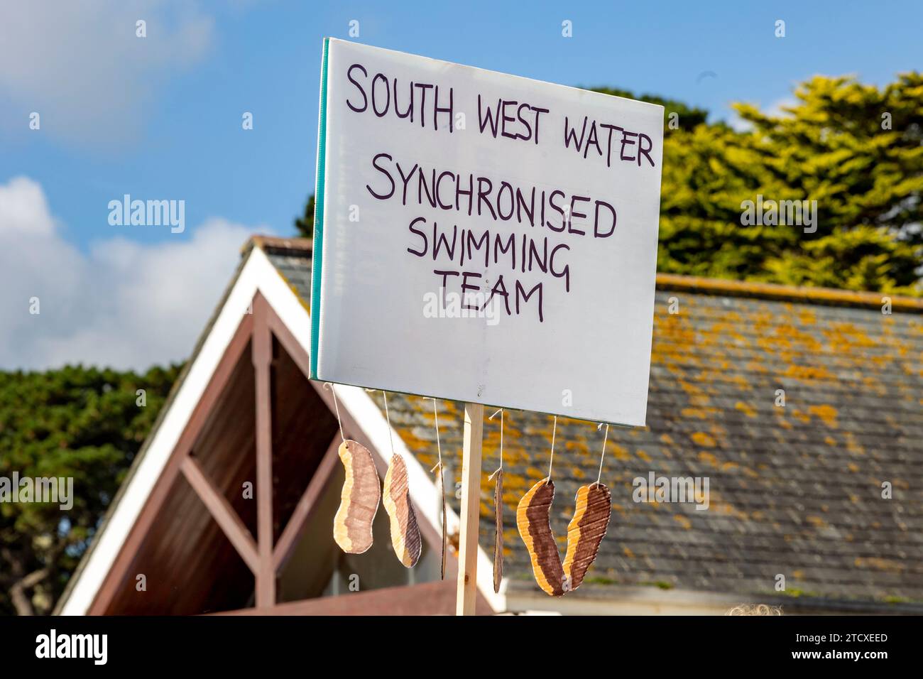 Abwasserprotest in Falmouth, Cornwall, nach einer Reihe von Ableitungen, die Strandveranstaltungen abbrachen. Stockfoto