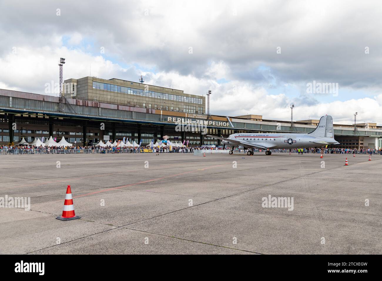 Ein Bild eines Truppenträgers am Flughafen Tempelhof. Die Zuschauerzahl ist auf den Berliner Marathon 2023 zurückzuführen. Stockfoto