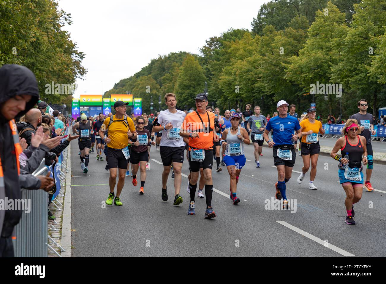 Ein Bild von Läufern beim Berlin-Marathon 2023 in der Nähe der Startlinie. Stockfoto