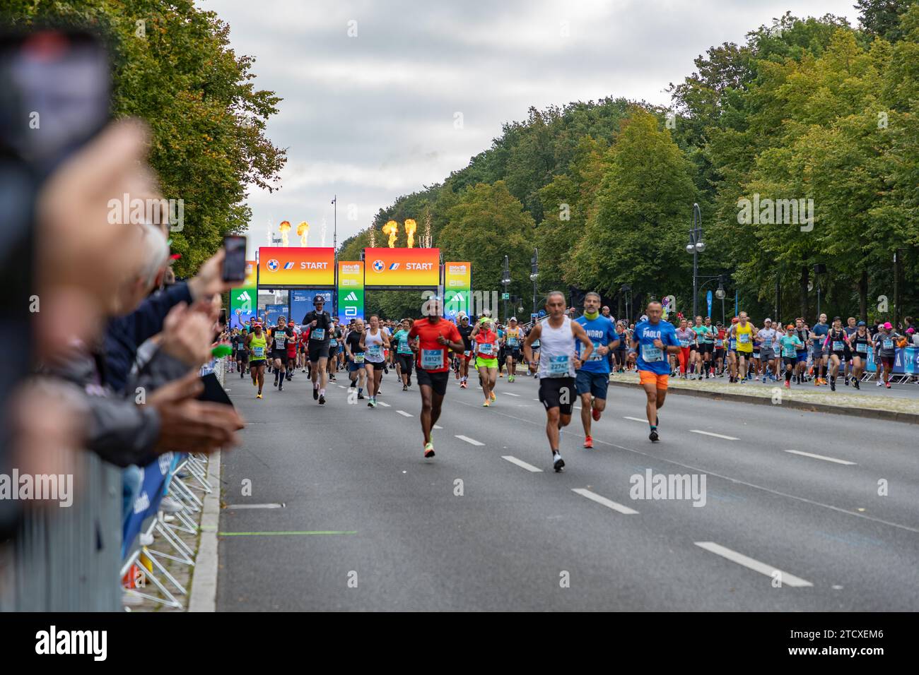 Ein Bild von Läufern beim Berlin-Marathon 2023 in der Nähe der Startlinie. Stockfoto