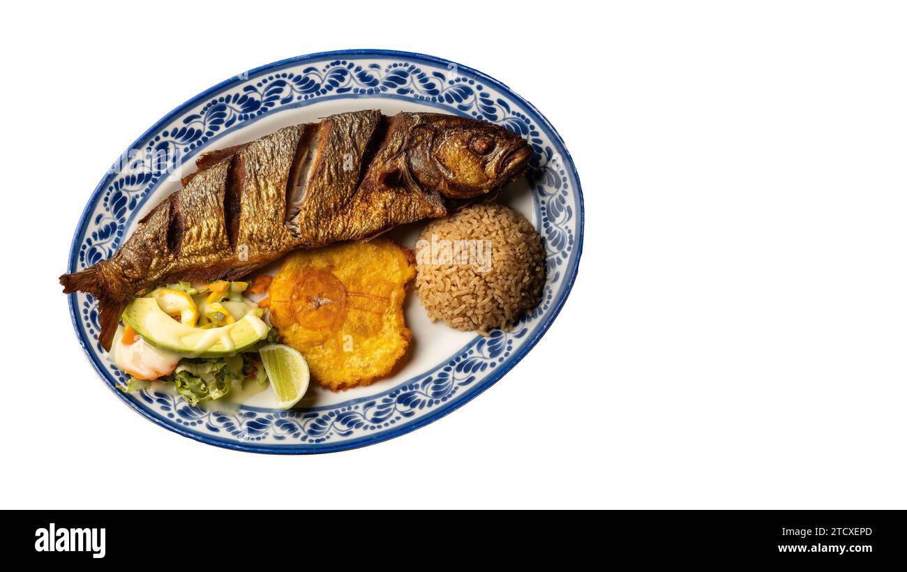Gebratener Sardellenfisch mit Kokosreis, Patacon und Gemüsesalat Stockfoto