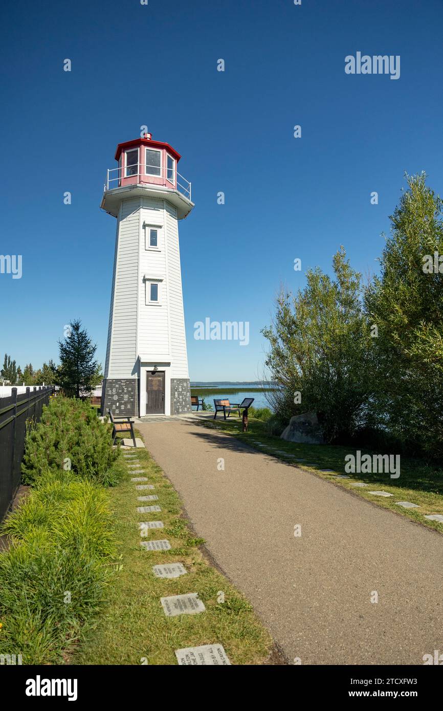 Sylvan Lake, ab, Kanada - Nachbildung des berühmten Leuchtturms Peggy's Cove; vertikale Ausrichtung Stockfoto