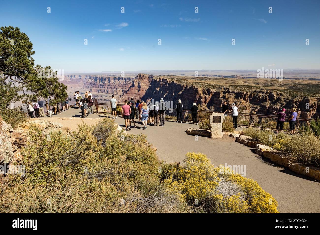 Touristen am Aussichtspunkt neben Desert View Watchtower, South Rim, Grand Canyon, AZ, USA Stockfoto