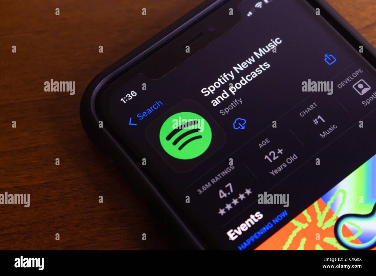 Spotify App im App Store auf dem iPhone-Bildschirm angezeigt. Spotify ist eine digitale Streaming-Plattform für Musik, Podcasts, Videos und andere Inhalte. Stockfoto