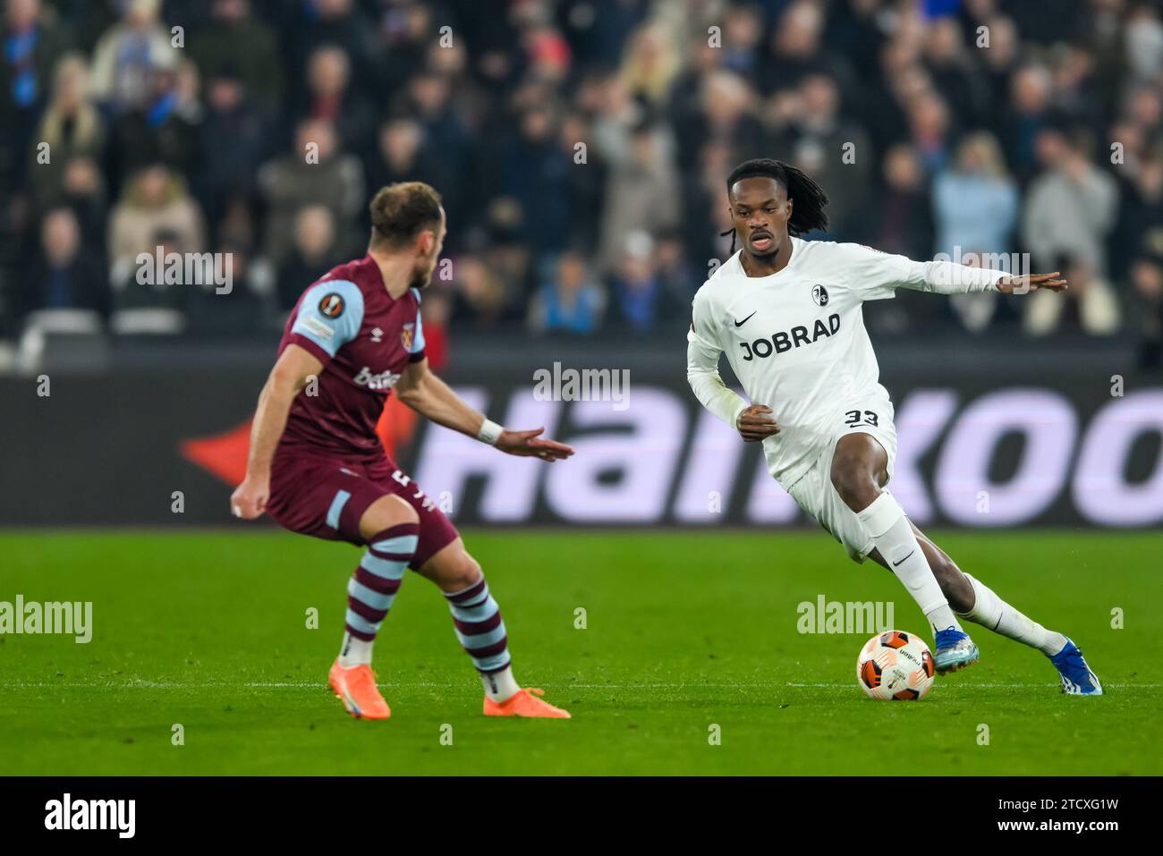 Jordy Makengo vom SC Freiburg mit dem Ball beim UEFA Europa League Spiel zwischen West Ham United und SC Freiburg im London Stadium, Queen Elizabeth Olympic Park, London, England am 14. Dezember 2023. Foto von Phil Hutchinson. Nur redaktionelle Verwendung, Lizenz für kommerzielle Nutzung erforderlich. Keine Verwendung bei Wetten, Spielen oder Publikationen eines einzelnen Clubs/einer Liga/eines Spielers. Quelle: UK Sports Pics Ltd/Alamy Live News Stockfoto