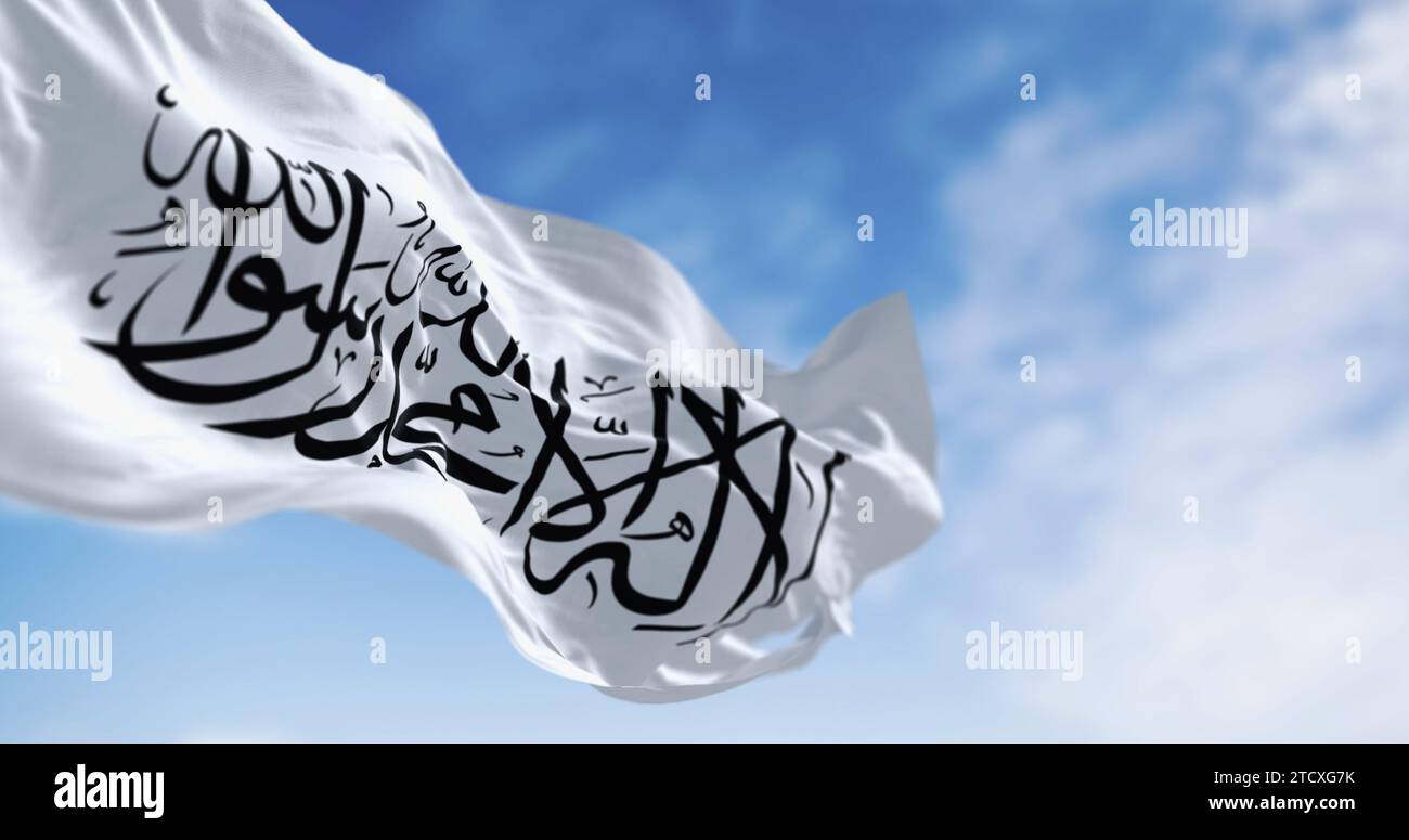 Die Flagge des islamischen Emirates Afghanistan winkt im Wind. Unanerkanntes islamisches Emirat, das von den taliban im August 2021 mit dem Fall K gegründet wurde Stockfoto