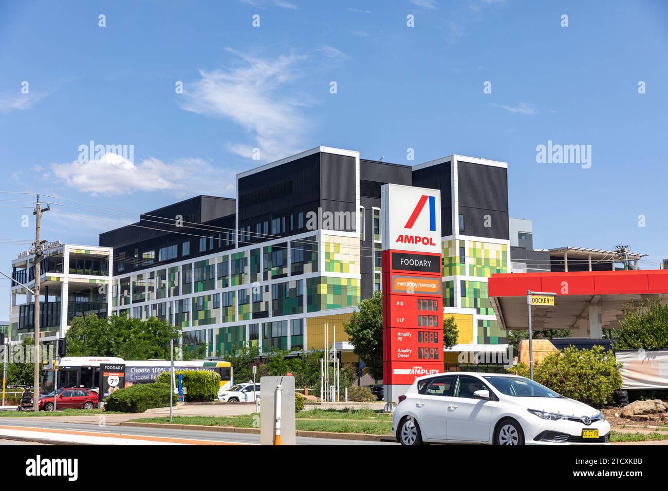 Wagga Wagga Basiskrankenhaus im Stadtzentrum mit Ampol Tankstelle im Vordergrund, NSW, Australien Stockfoto