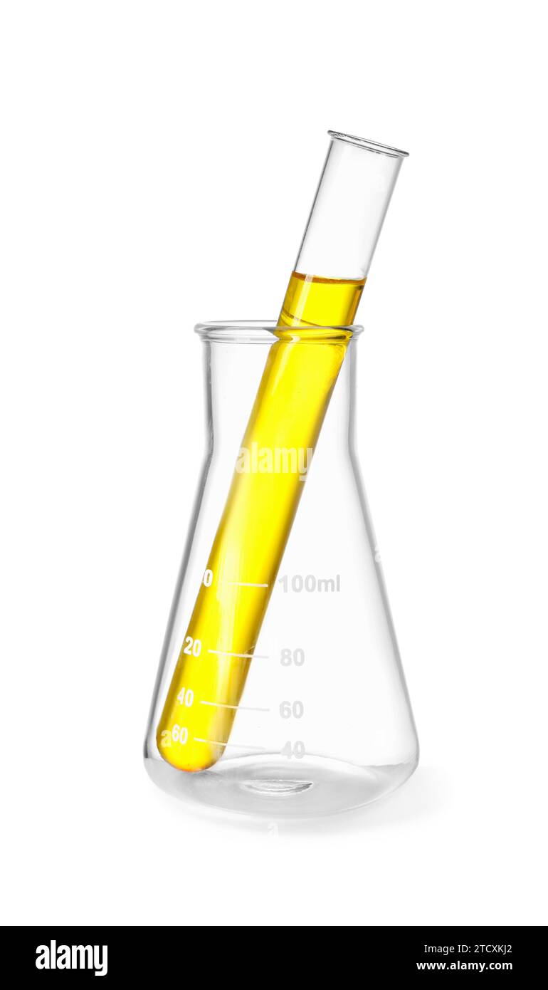 Glaskolben und Reagenzglas mit Flüssigkeit auf weiß isoliert Stockfoto