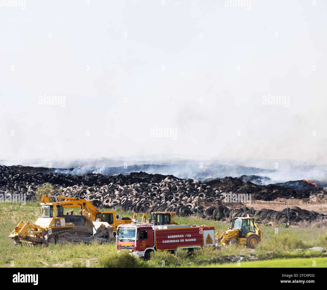 Seseña (Toledo), 16.05.2016. Die letzten Überreste des Feuers bei der Reifenkippe. Foto: Ángel de Antonio ARCHDC. Quelle: Album / Archivo ABC / Ángel de Antonio Stockfoto