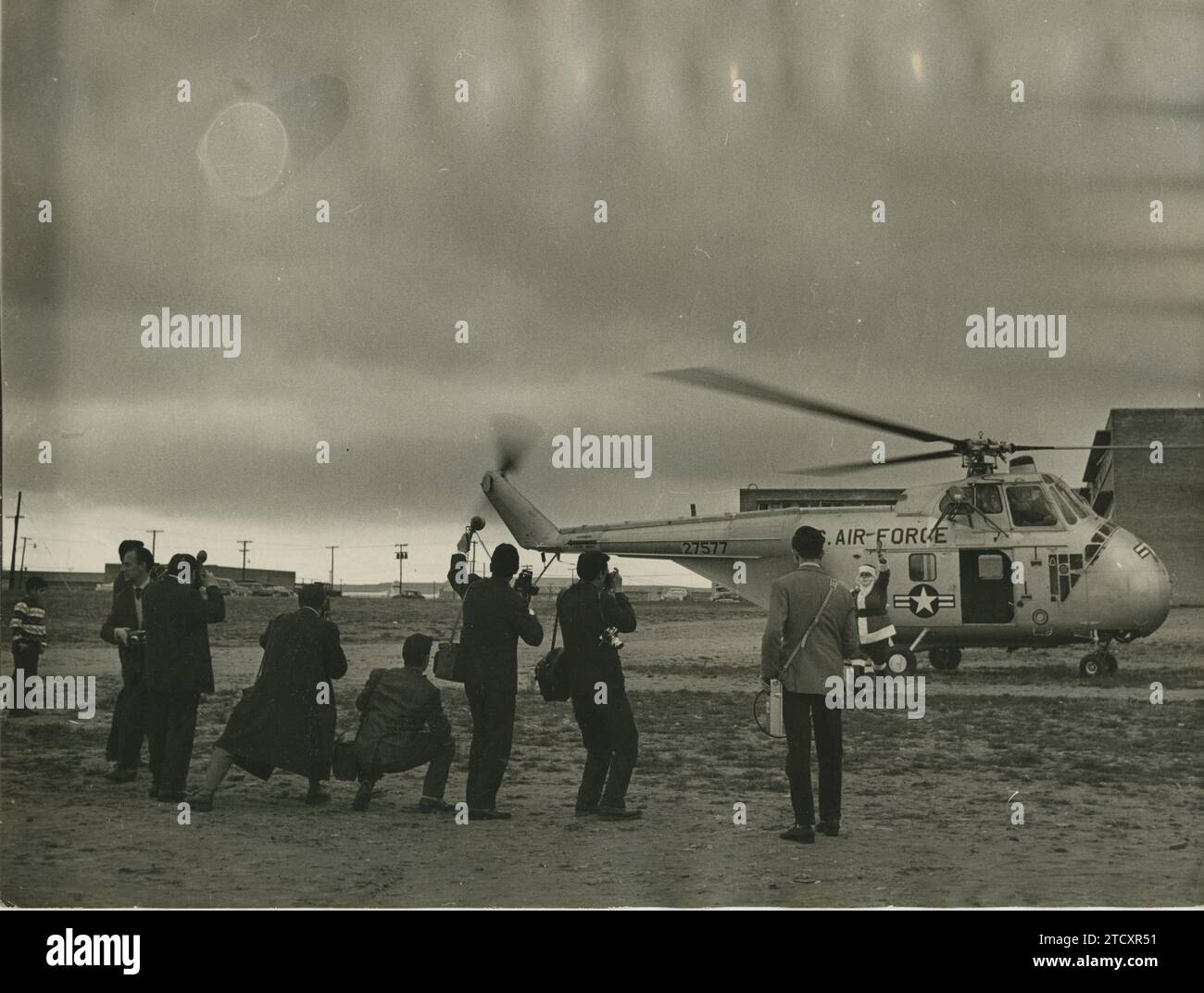 Torrejón de Ardoz (Madrid), Januar 1960. Der Weihnachtsmann kommt in einem amerikanischen Hubschrauber auf der Basis von Torrejón de Ardoz an, um Spielzeug an die Kinder der dort stationierten Soldaten zu verteilen. Quelle: Album / Archivo ABC / Teodoro Naranjo Domínguez Stockfoto