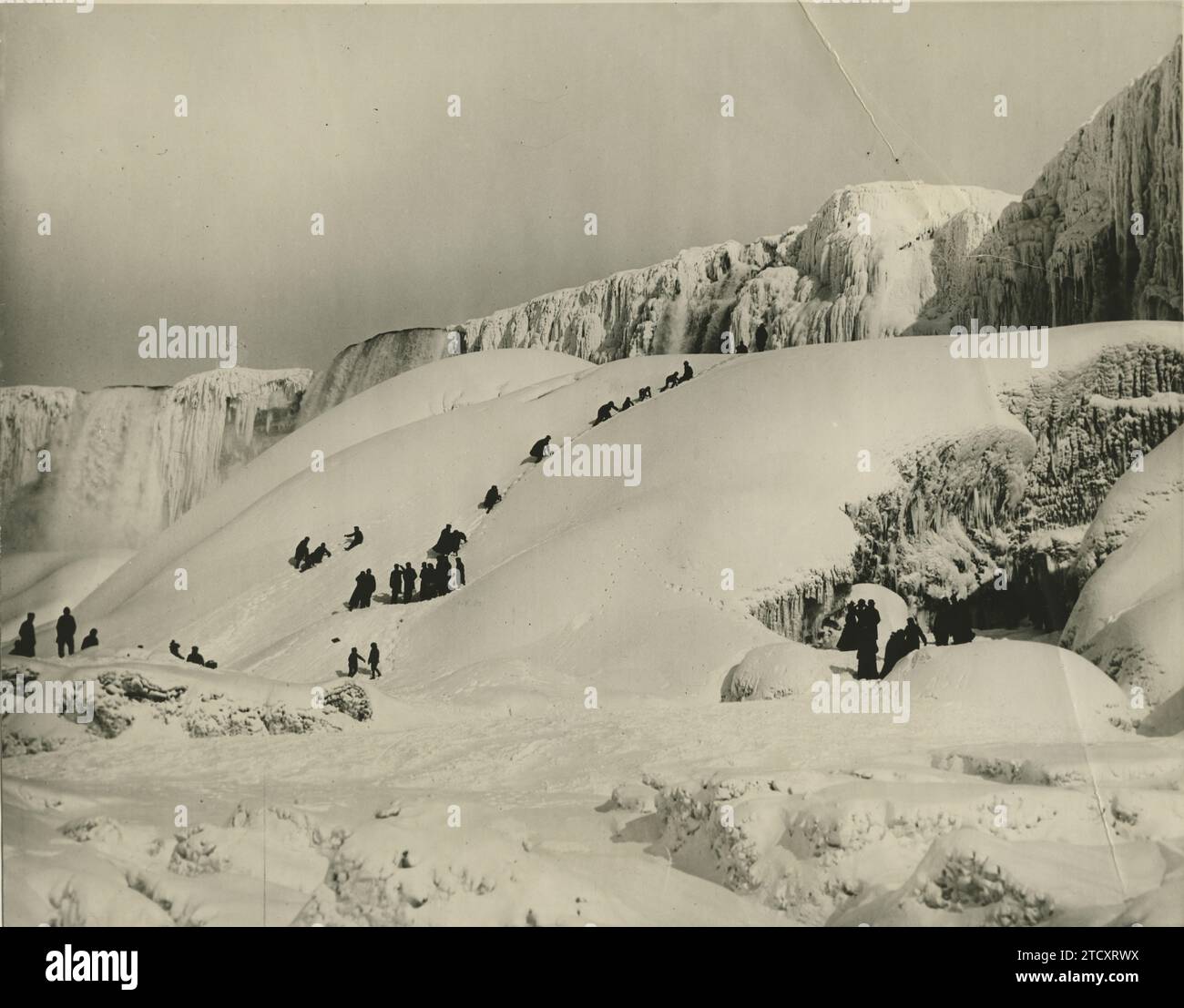 Vereinigte Staaten, Januar 1927. Winter in den USA. Riesige Eisberge bildeten sich an den Niagarafällen, vollständig gefroren. Quelle: Album / Archivo ABC / Vidal Stockfoto