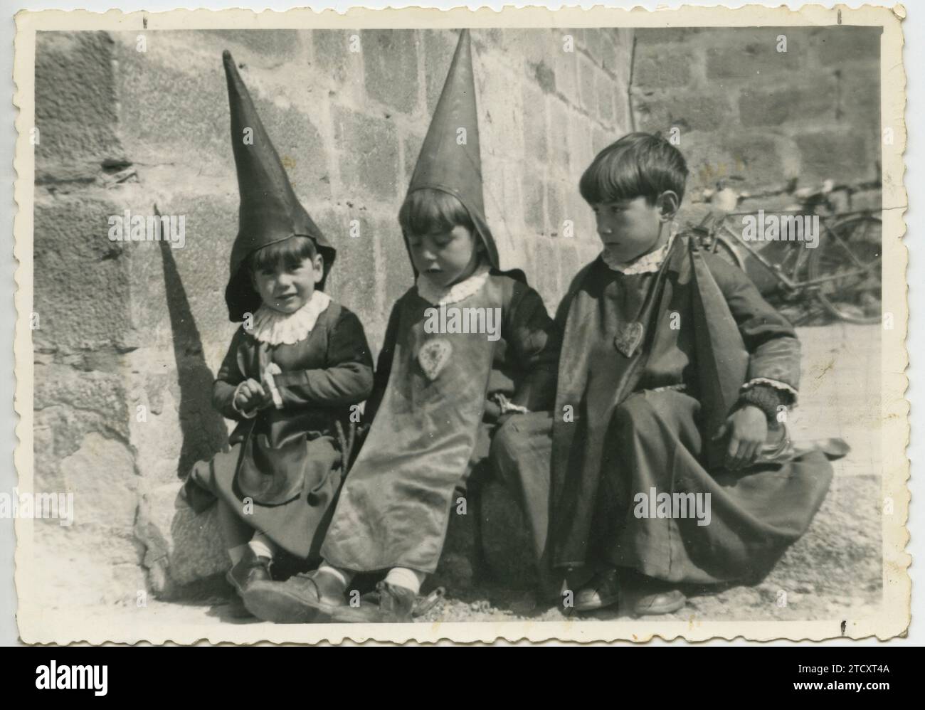 Jaen. April 1962. Karwoche. Einige müde Nazarener-Kinder nach der Prozession. Quelle: Album / Archivo ABC / Barras Stockfoto