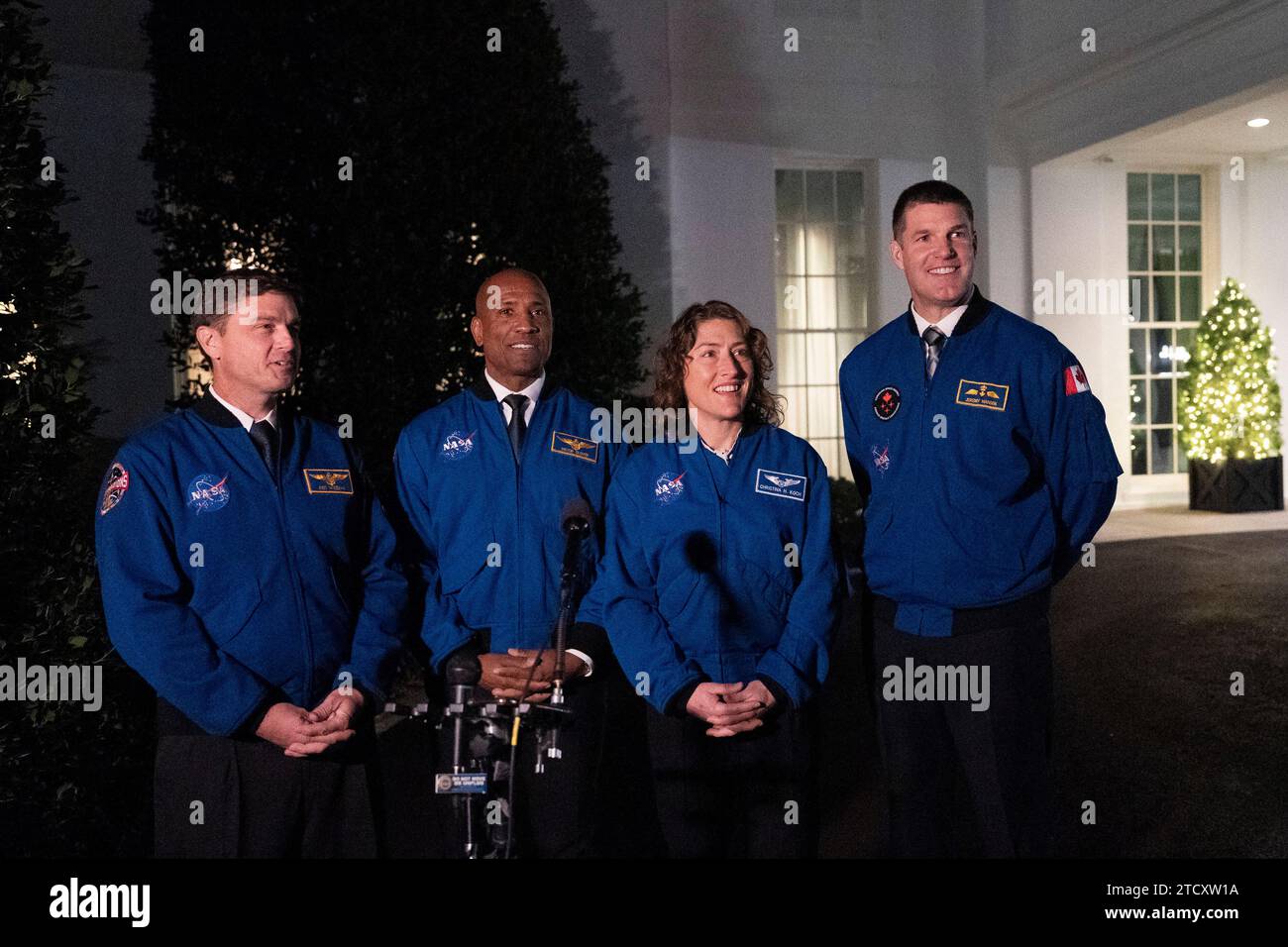 Washington, Usa. Dezember 2023. Artemis II Crew-Mitglieder Reid Wiseman (L), Victor Glover (2. L), Christina Hammock Koch (2. R) und Jeremy Hansen (R) sprechen abwechselnd vor dem Weißen Haus in Washington, DC, nach einem Treffen mit dem US-Präsidenten Joe Biden am Donnerstag, den 14. Dezember 2023. Foto: Chris Kleponis/UPI Credit: UPI/Alamy Live News Stockfoto