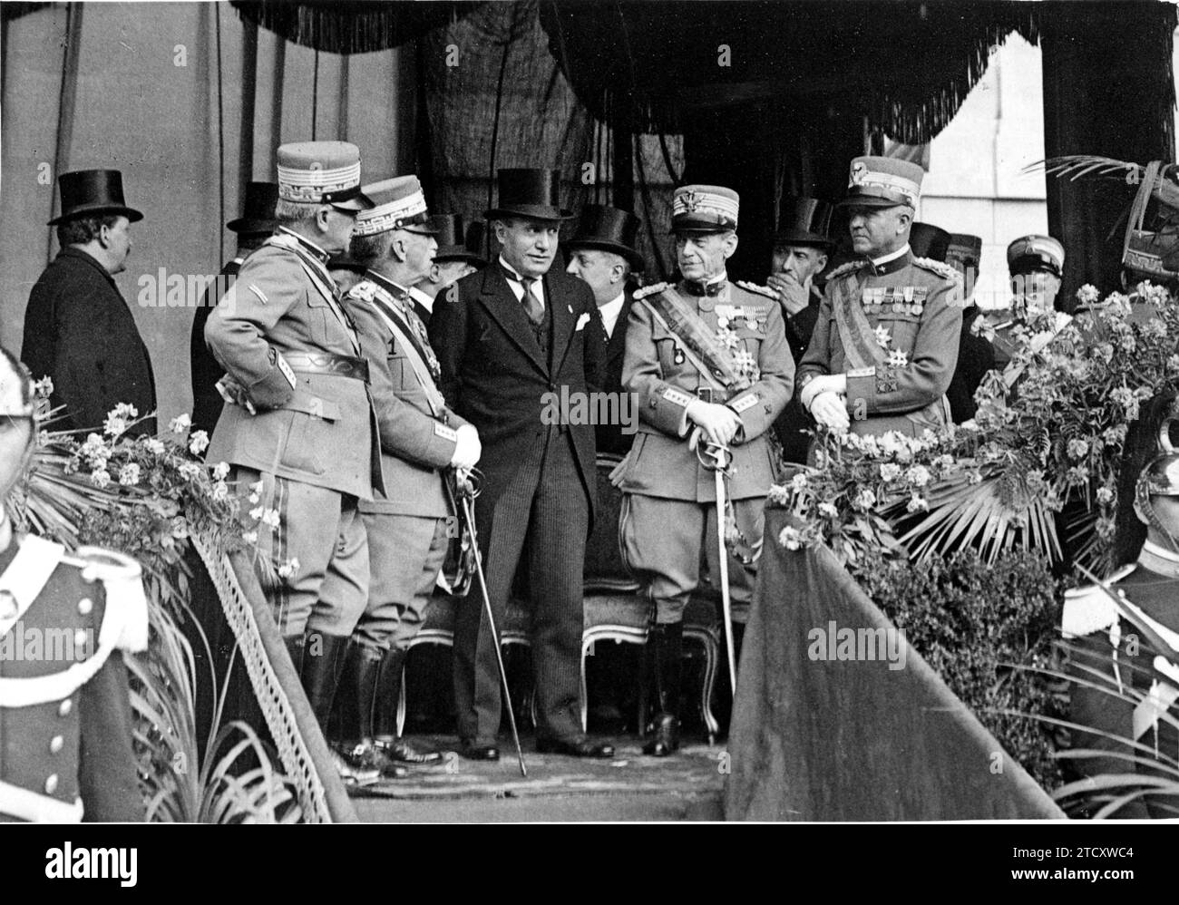 10/31/1926. Rom, auf der Burg von Sant'Angello: König Viktor Emanuel III. (1) mit Präsident Mussolini (2), den Marschälen und den höchsten italienischen Behörden, Zeuge der Parade der Flaggen des aufgelösten Korps, wie sie im Armeemuseum deponiert wurden. Quelle: Album / Archivo ABC / Adolfo Porry Pastorel Stockfoto