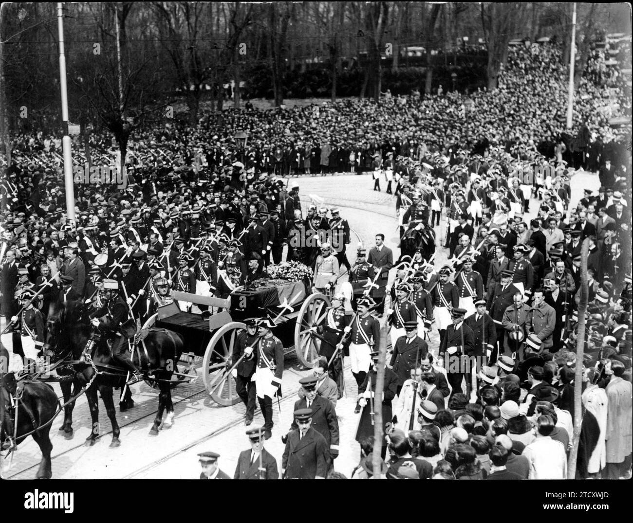 03/18/1930. Ein Aspekt der Trauerprozession, die durch die Straßen von Madrid verläuft. Tausende von Menschen kamen, um sich vom General zu verabschieden. Quelle: Album/Archivo ABC Stockfoto