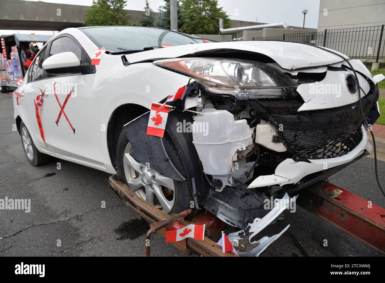 Vorder- und Seitenwände des weißen Autos werden durch einen Unfall auf der Straße beschädigt. Beschädigte Fahrzeuge nach einer Kollision. Stockfoto