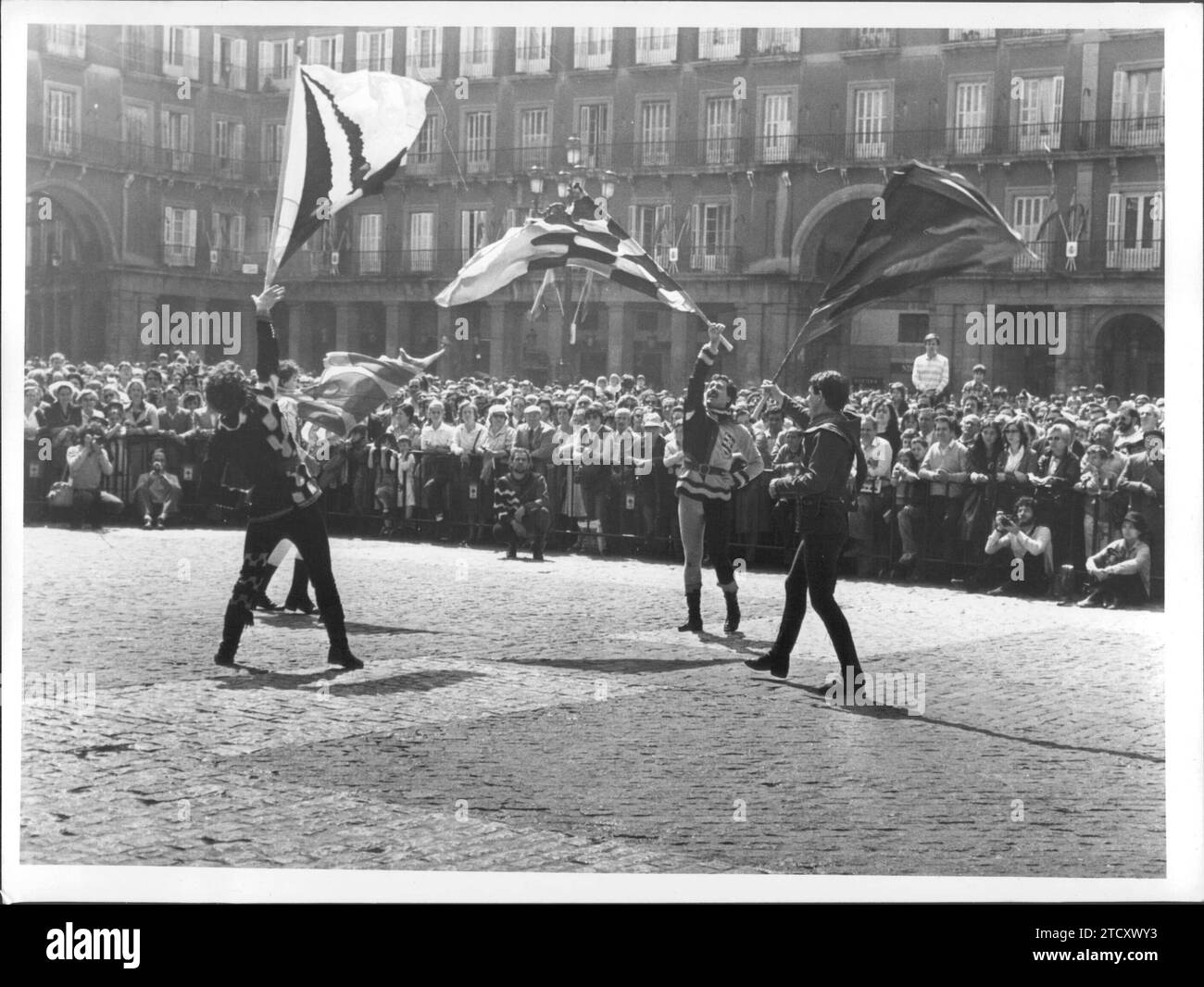 05/14/1972. Der Hauptplatz von Madrid. Gruppe italienischer Flaggenträger, die vom Madrider Stadtrat zum San Isidro Festival eingeladen wurden. Quelle: Album / Archivo ABC / Manuel Sanz Bermejo Stockfoto