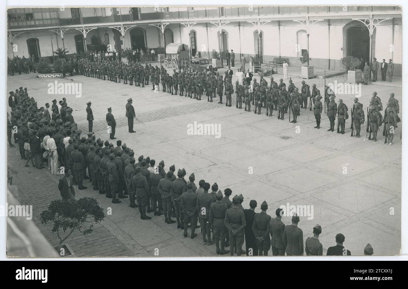 Cartagena, 18.07.1936. Der Generalgouverneur von Cartagena Toribio Martínez Cabrera hält eine Rede gegen den Aufstand vor dem Infanterieregiment Nr. 34 in Sevilla. Quelle: Album / Archivo ABC / Sáez Stockfoto