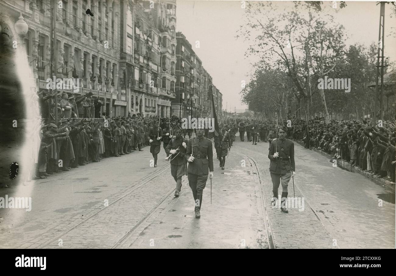Valladoid, April 1940. Siegesparade. Auf dem Bild, bewaffnete Soldaten mit Fahnen. Quelle: Album / Archivo ABC / Cacho Stockfoto