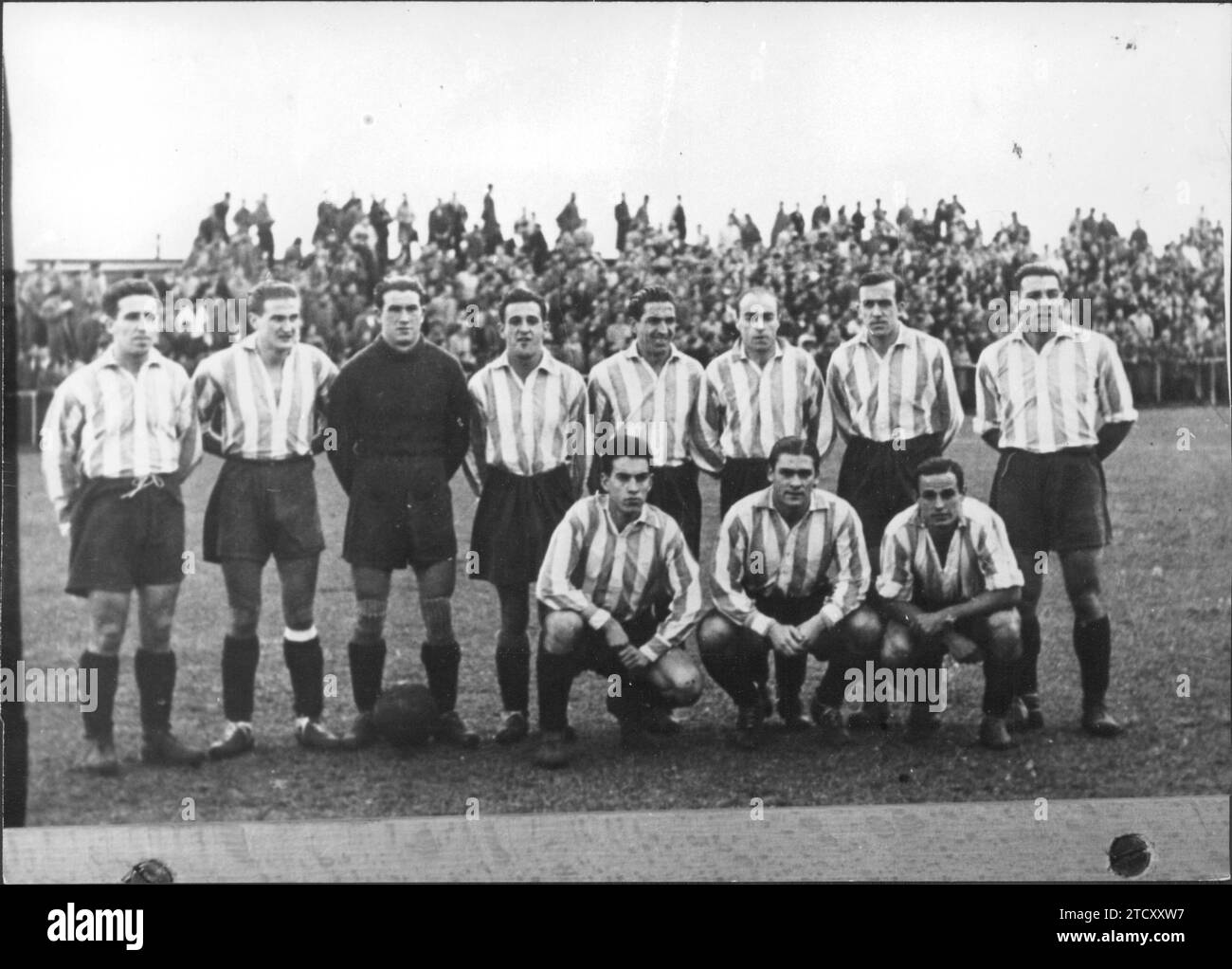 In der Saison 1939-1940 wurde er mit 2:1 gegen Real Madrid gefahren. Von links nach rechts und von oben nach unten: Hernández, Pombo, Manín Canveli, Ibarra, Ceballos, Oscar, Saras, Chas und Víctor. Quelle: Album/Archivo ABC Stockfoto