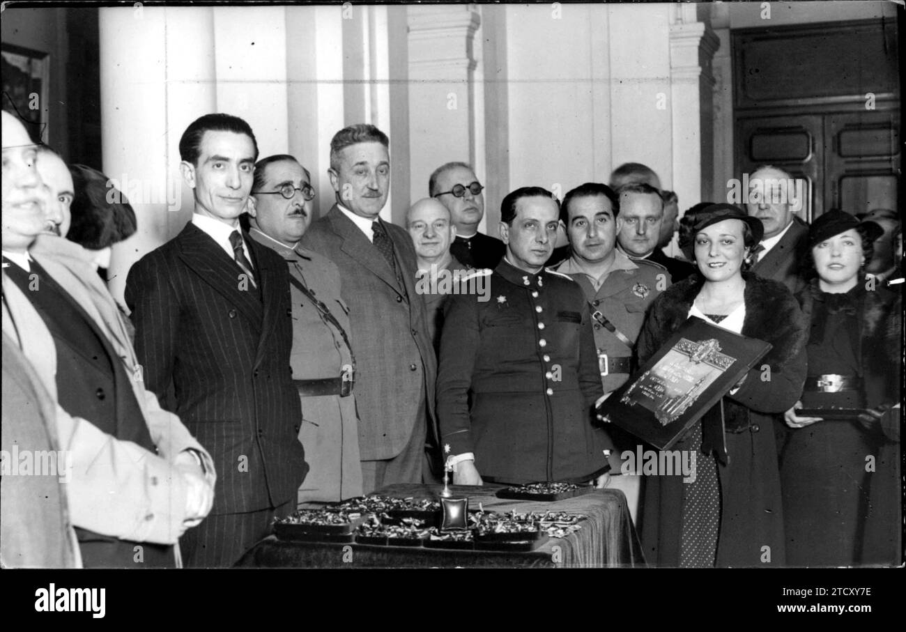 Vorsitz der Veranstaltung, die von der Frau aus Oviedo zu Ehren der Streitkräfte organisiert wurde, die Oviedo während der Revolutionsveranstaltungen verteidigten, die am 19. Januar 1935 im Palast der Deputation stattfanden. Quelle: Album / Archivo ABC / Mendia Stockfoto