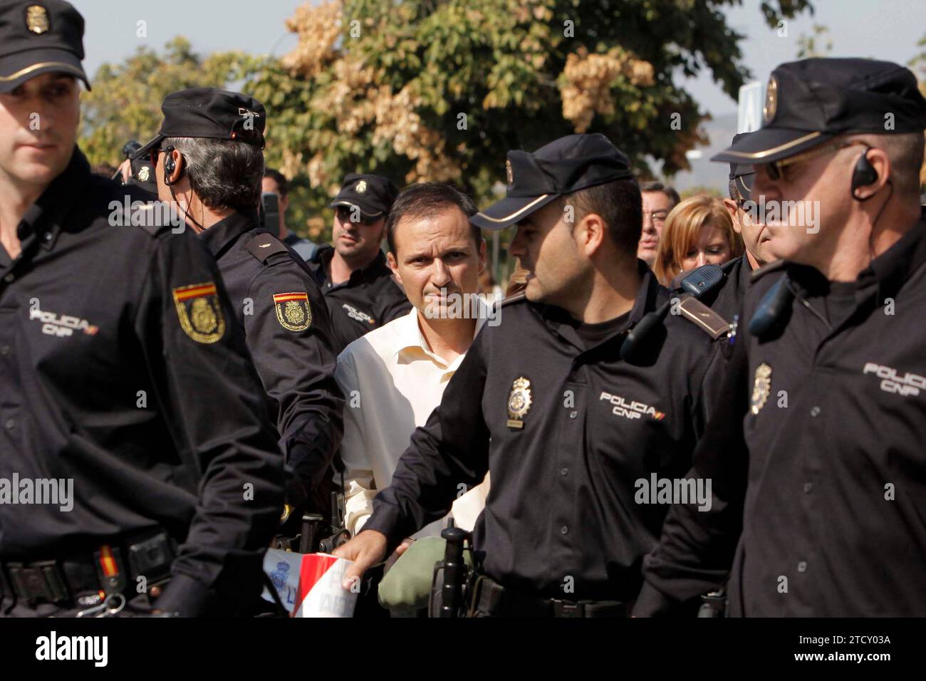 Cordova. 10/21/2011. Rekonstruktion der Tatsachen des Verschwindens der Kinder Ruth und Jose im Cruz Conde Park mit Anwesenheit des Kindervaters Jose Breton, der von der Polizei, seinem Anwalt und dem Richter des Falles inhaftiert wurde. Foto: Roldan Serrano. Archcor. Quelle: Album / Archivo ABC / Roldán Serrano Stockfoto