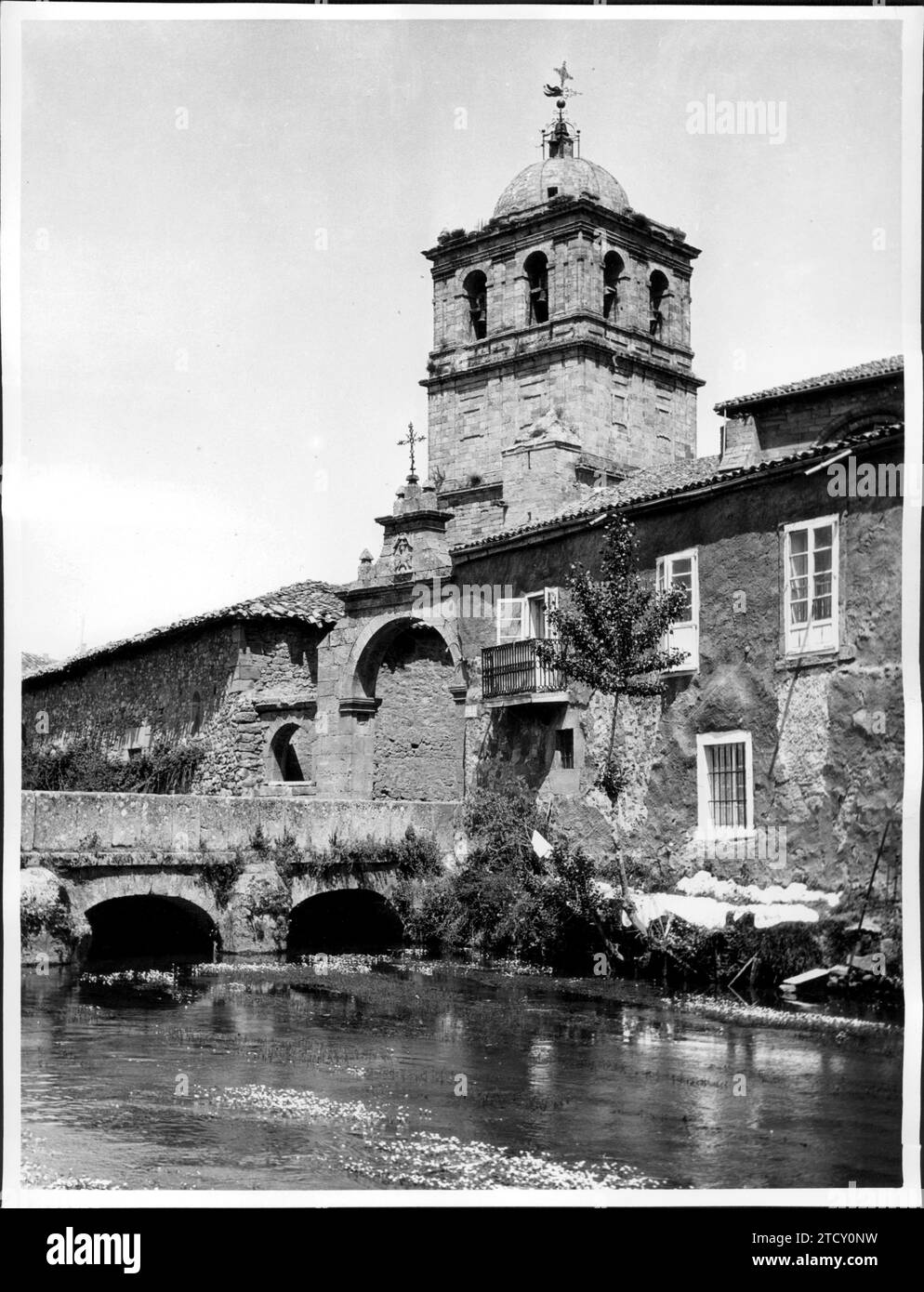 12/31/1958. Blick auf die Stiftskirche San Miguel und den Fluss Pisuerga (Palencia). Beschreibung: Album / Archivo ABC / Marques de Santa María Del Villar Stockfoto