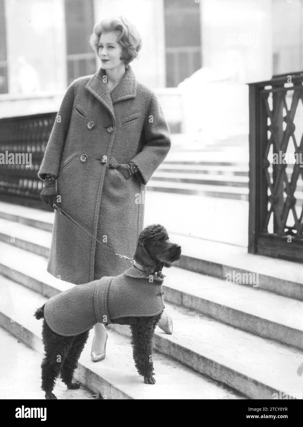 12/31/1958. Auf dem Bild ein Reisemantel aus Wendewolle in Havanna- und Amanda-Grün. Hermes Modell. Quelle: Album/Archivo ABC/Robert Laurent Stockfoto