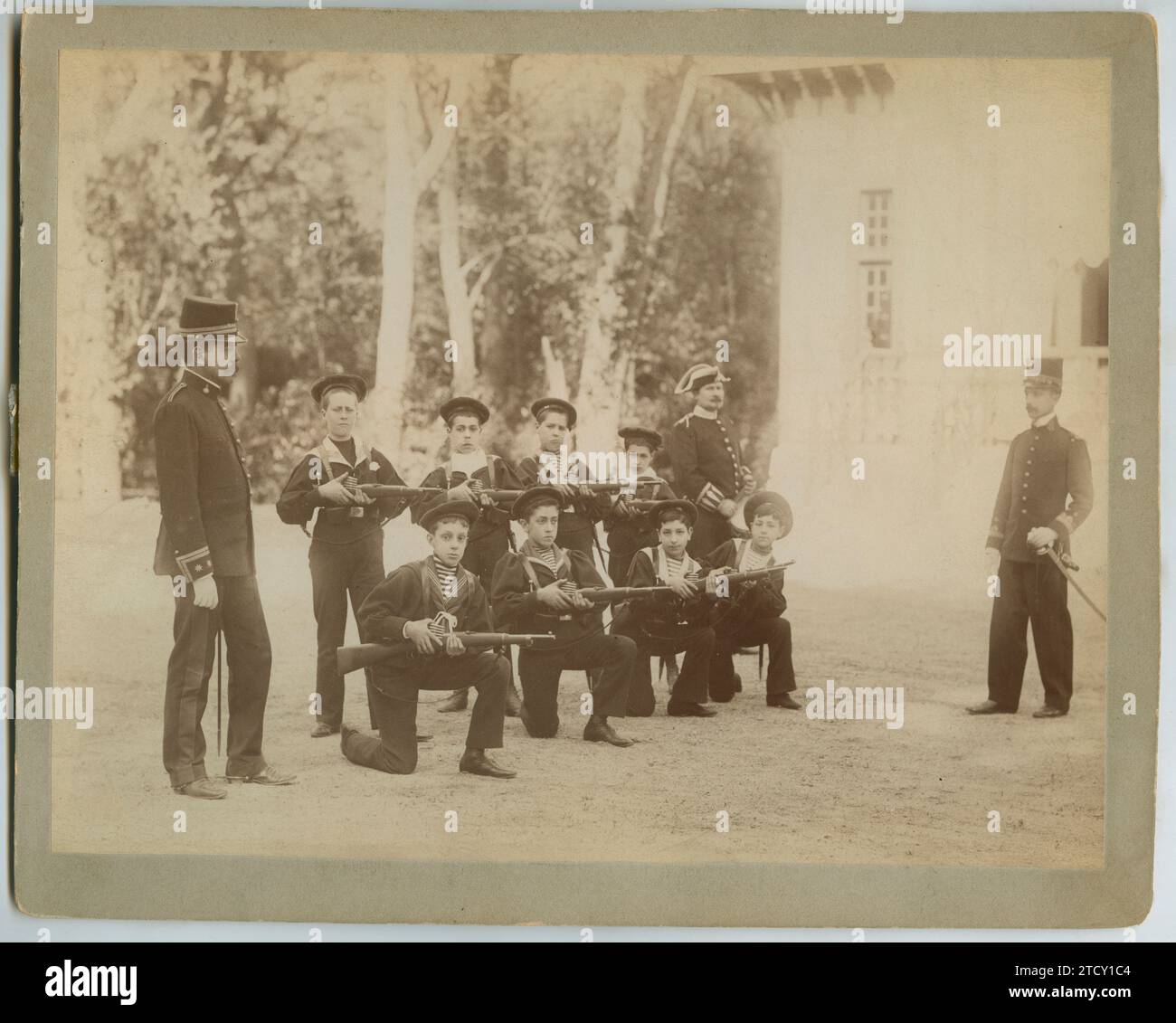 Madrid, 1895 (CA.). Die militärische Instruktion von Alfonso XIII Im Bild, 1. Reihe, kniend, links. Rechts Alfonso XIII., Eduardo Aguirre de Cárcer, Álvaro Armada (Sohn des Grafen von Revillagigedo), Luis Armada (Markgraf von Santa Cruz de Rivadulla). 2. Reihe, stehend, von links. Rechts: Pedro Díez de Rivera (Graf von Almodóvar), Fernando Ramírez de Haro y Álvarez de Toledo, Luis Escrivá de Romaní (Graf von Sástago), José Ramírez de Haro. Der Lehrer links ist Juan Loriga, Graf von Grove. Quelle: Album/Archivo ABC Stockfoto