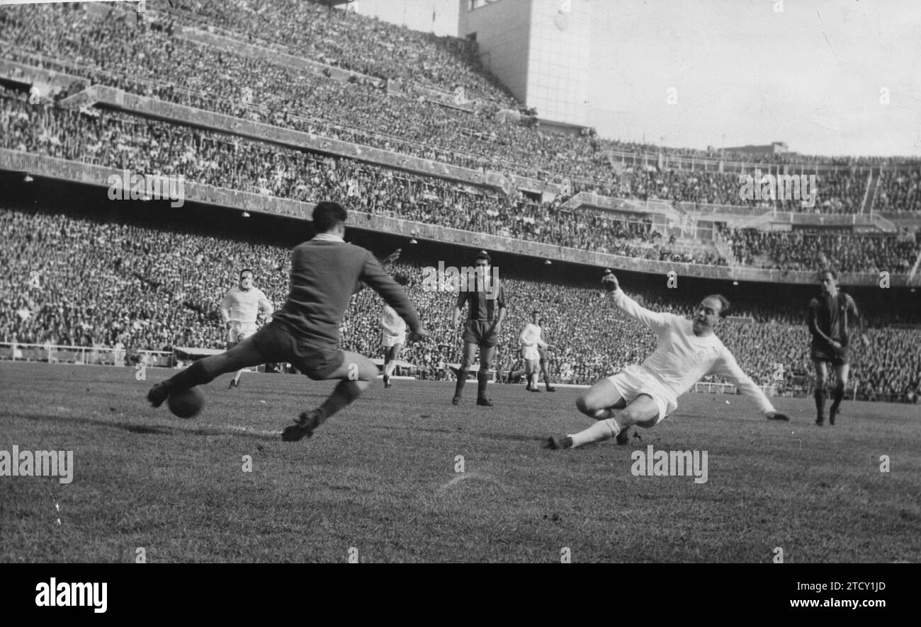 Madrid, 15.04.1962. Di Stefano schießt im Viertelfinale der Copa del Generalísimo (derzeit Copa del Rey) das Tor während des Spiels zwischen Real Madrid und Barcelona im Bernabéu. Quelle: Album / Archivo ABC / Manuel Sanz Bermejo Stockfoto