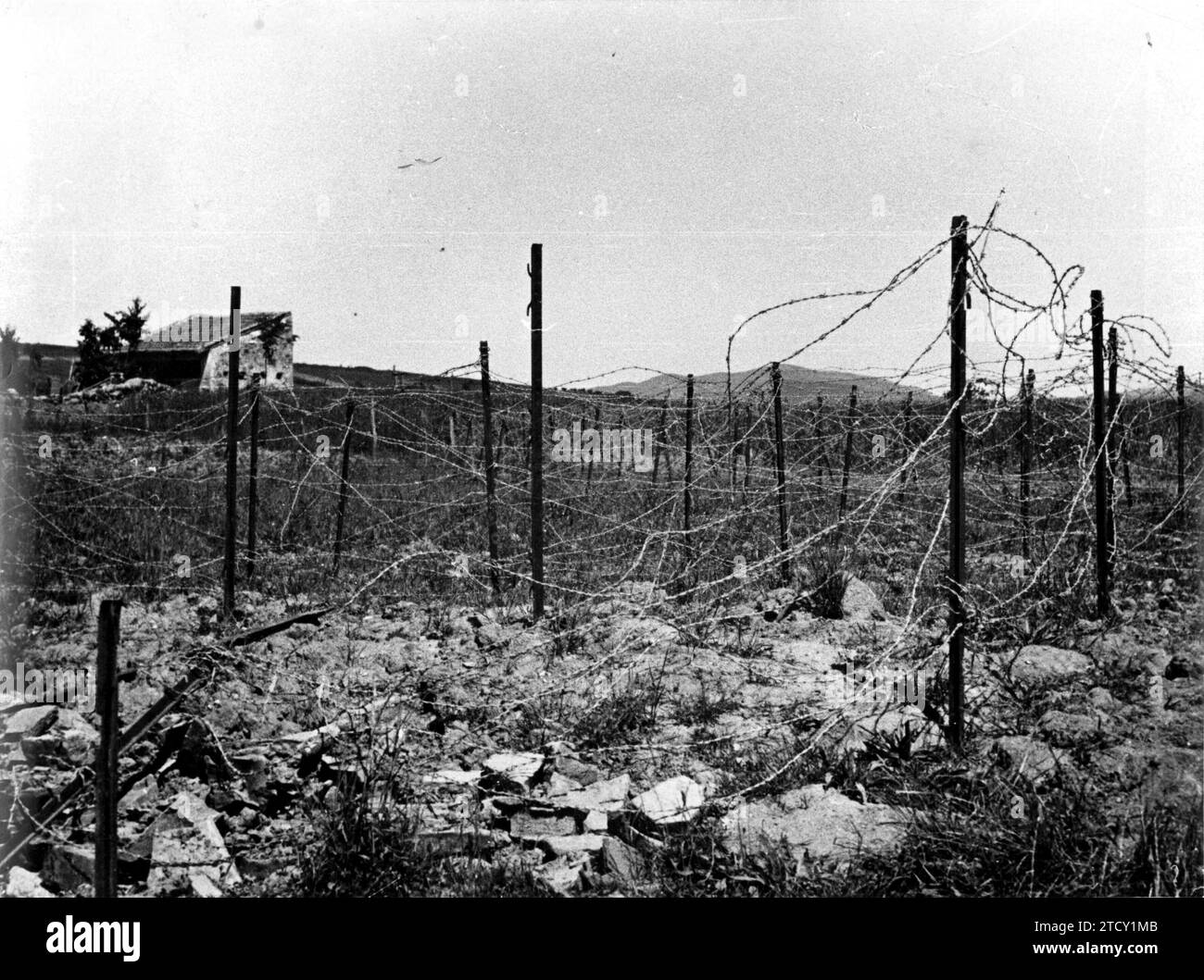 06/30/1937. Drahtzaun im Eisengürtel. Originalüberschrift: „The schreckliche Gegend of the Stacheldraht. Du musst es mit Schwierigkeiten passieren, mit Tränen in deiner Kleidung oder deinem Fleisch... Und unter höllischem Feuer mit dem Feind in der Nähe, gut bewaffnet und versteckt. Und Sie müssen bestehen, denn der Kommandant... Und geht weiter! So wurden Millionen von Stacheldrähten in diesem Krieg gebrochen. Quelle: Album / Archivo ABC / Campua Stockfoto