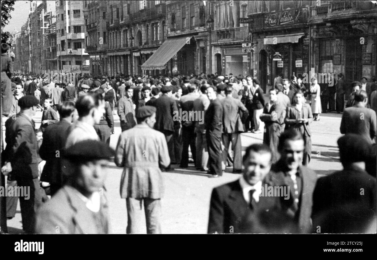Die Arbeiter in der Uria-Straße versammelten sich früh am Morgen des 25. Mai 1936, um gegen die Ereignisse in Oviedo zu protestieren, wo zehn Verletzte verwundet wurden. Quelle: Album / Archivo ABC / Mendia Stockfoto