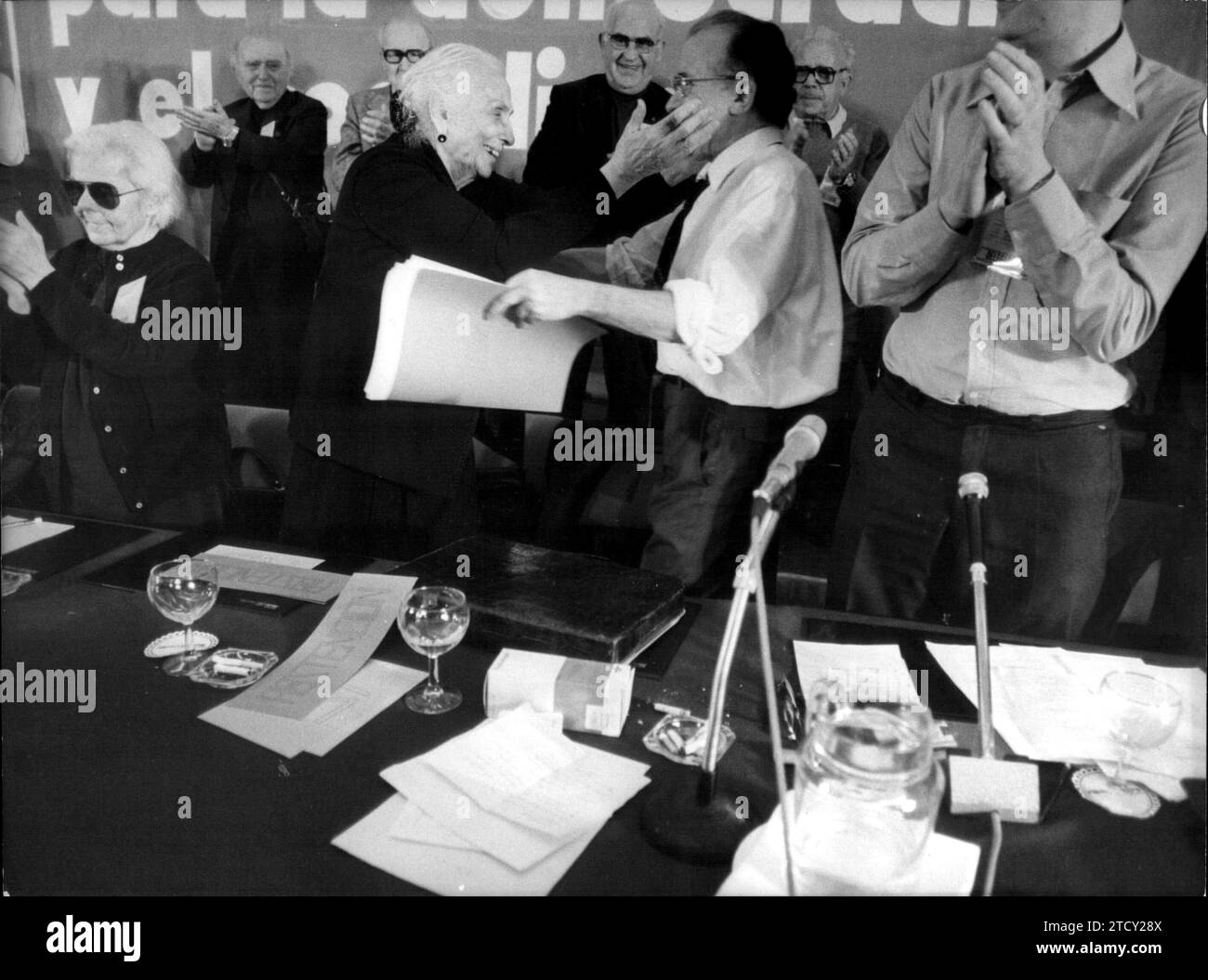 03/31/1978. IX. Kongress der PCE: Im Bild umarmen sich Santiago Carrillo und Dolores Ibarruri nach der Rede des Ersten. Quelle: Album/Archivo ABC Stockfoto
