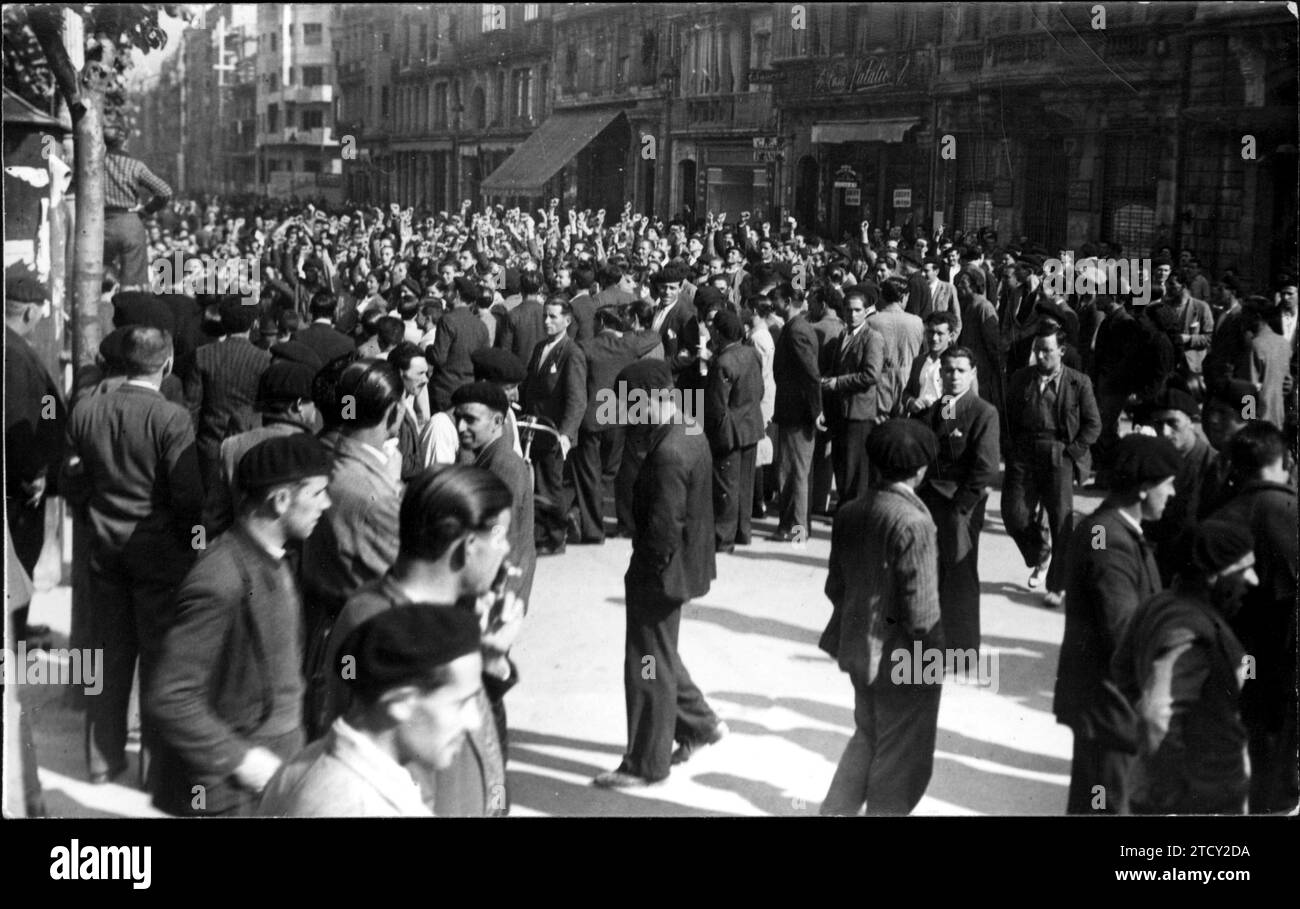 12/31/1933. Als sie von den Ereignissen hörten, versammelten sich die Arbeiter in einem Zeichen des Protestes in der Uria-Straße. Quelle: Album / Archivo ABC / Mena Stockfoto