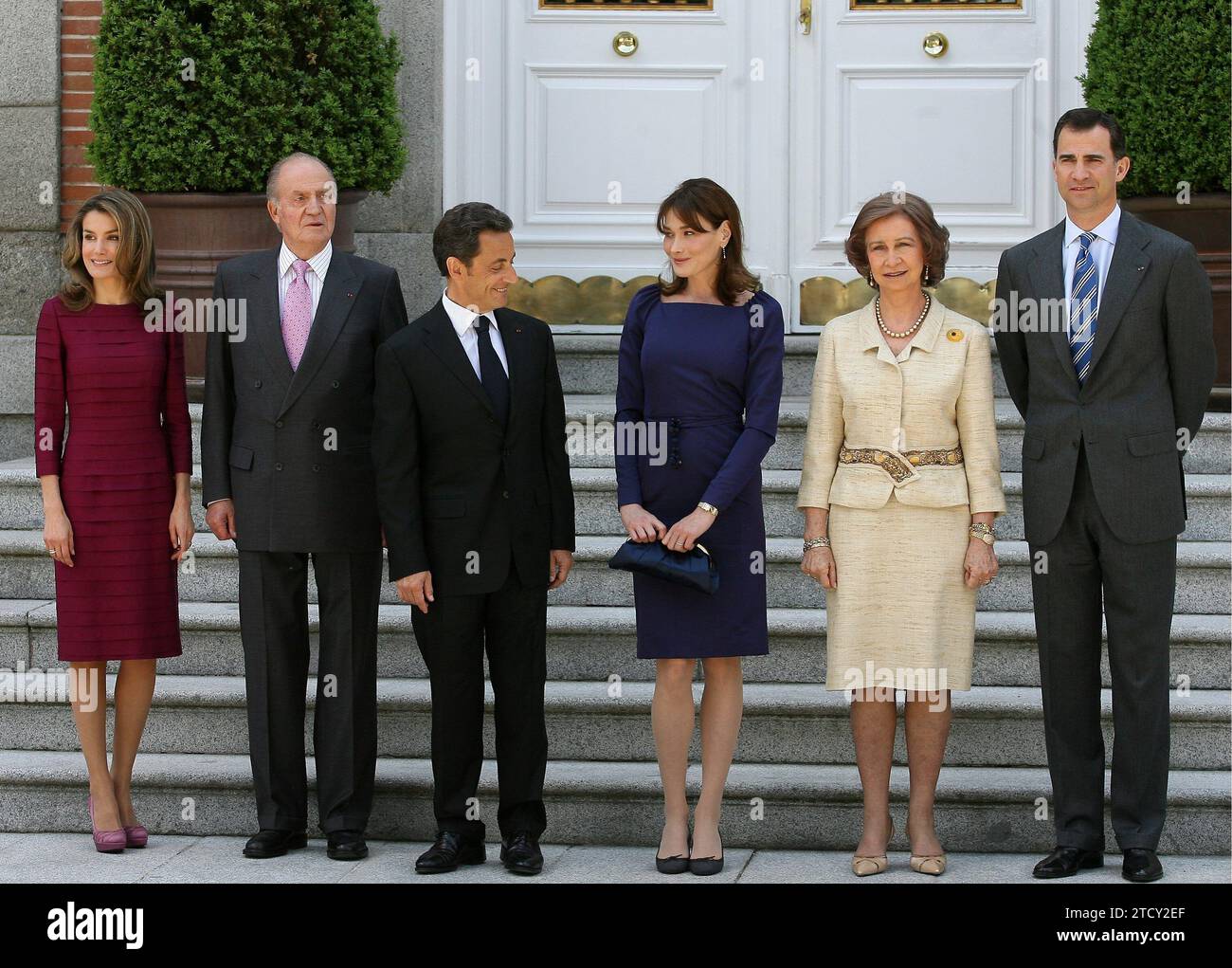 04/26/2009. MADRID, 27.04.09.- der französische Präsident, Nicolás Sarkozy und seine Frau Carla Bruni bei ihrer Ankunft im Zarzuela-Palast, um an dem Mittagessen teilzunehmen, das von SS.mm. Den Königen zu Ehren der Besucher angeboten wird, im Rahmen des ersten offiziellen Besuchs des französischen Präsidenten in Spanien. - Foto ernesto acute.archdc. Quelle: Album/Archivo ABC/Ernesto Agudo Stockfoto