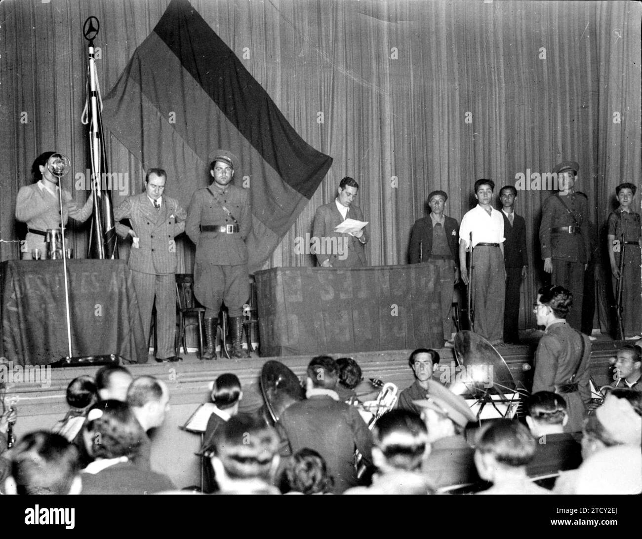 04/05/1938. Tribut von der Volksfront Madrids an die Neuen Freiwilligen Divisionen, bei denen sie mit einer republikanischen Flagge versehen wurden. Quelle: Album/Archivo ABC Stockfoto